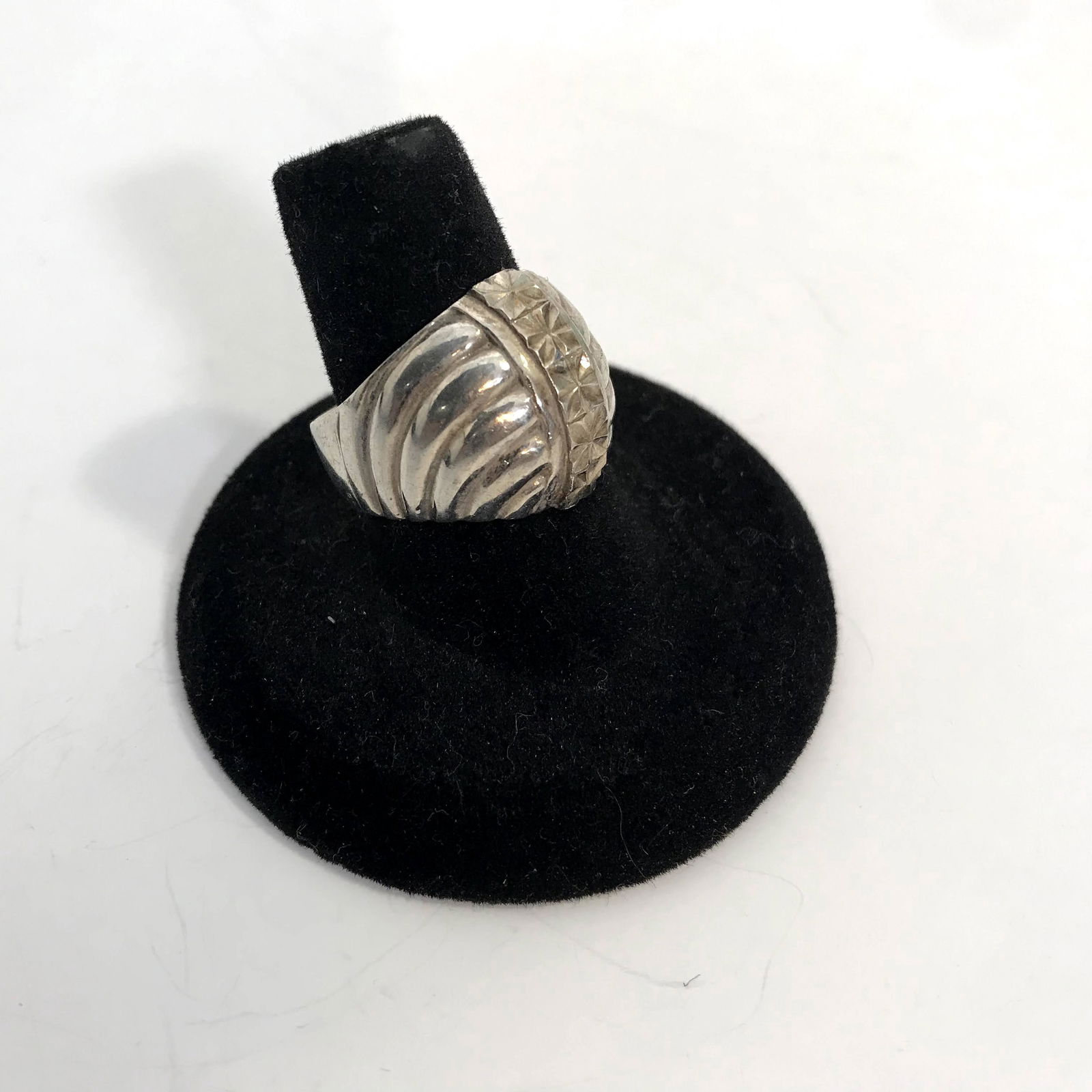 Beverly Hills Sterling Silver Diamond Cut Ring Size 8 (1 of 4)