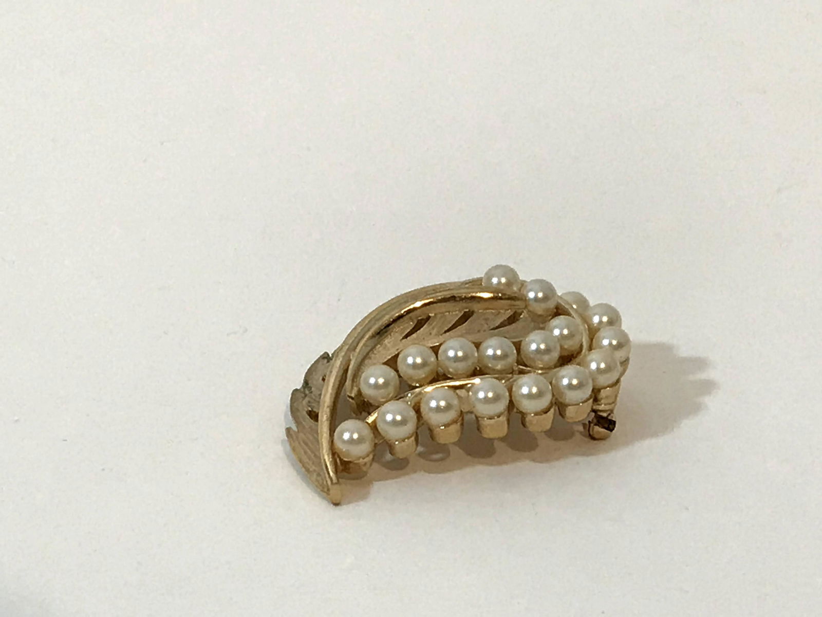 Vintage Trifari Gold Tone And Faux Pearl 2 Inch Brooch: Vintage Trifari Gold Tone And Faux Pearl 2 Inch Brooch Pin Please view all photos as they are part of the description and condition of this Item, Feel free to contact me with questions or picture requ