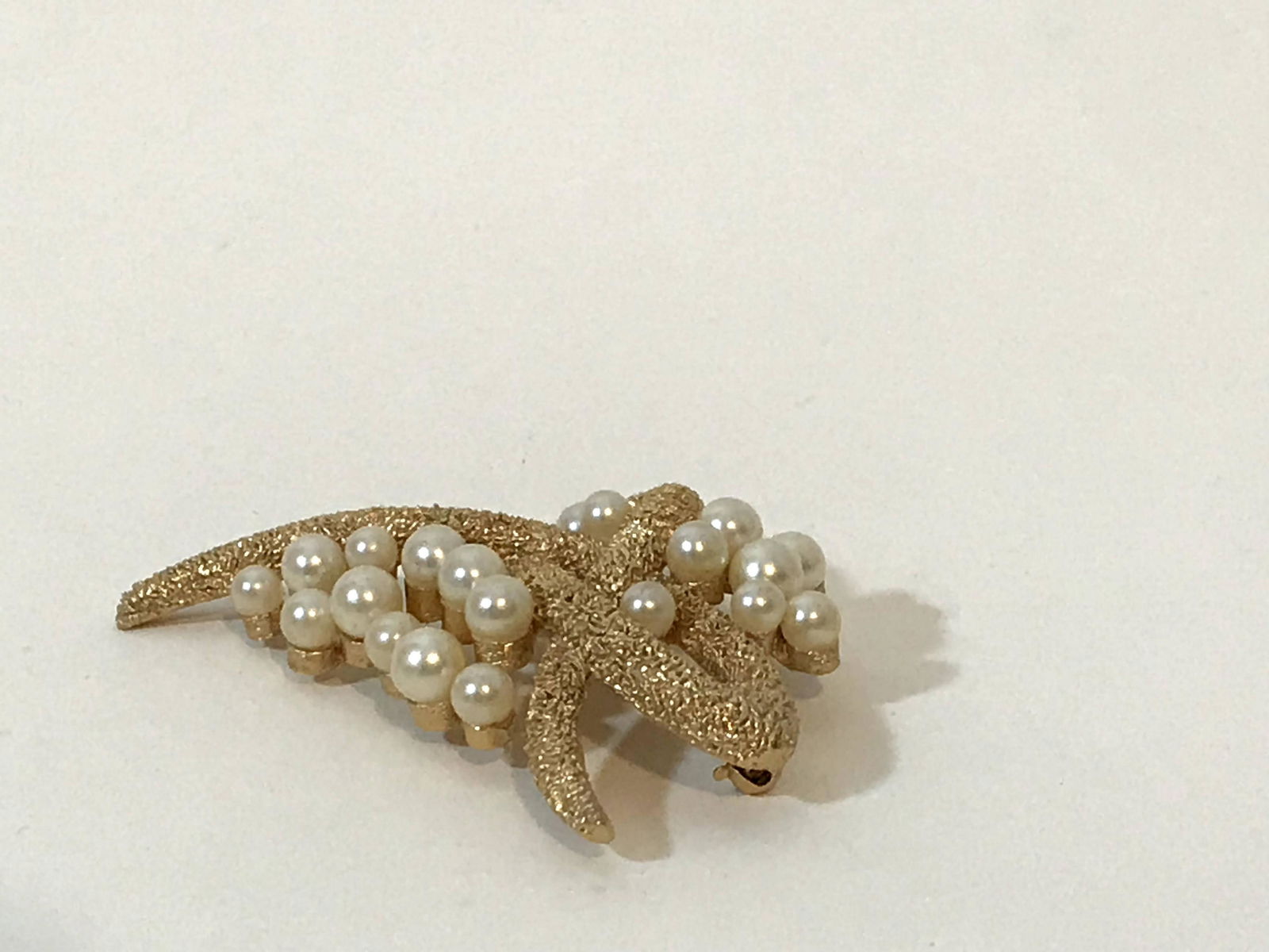 Vintage Trifari Gold Tone And Faux Pearl 2 3/8" Brooch: Vintage Trifari Gold Tone And Faux Pearl 2 3/8" Brooch Pin Please view all photos as they are part of the description and condition of this Item, Feel free to contact me with questions or picture requ