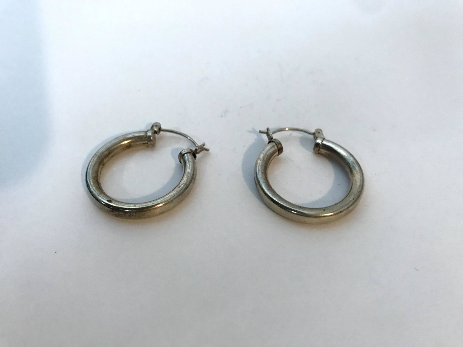 Vintage Sterling Silver 1" Hoop Pierced Earrings: Vintage Sterling Silver 1" Hoop Pierced Earrings Please view all photos as they are part of the description and condition of this Item, Feel free to contact me with questions or picture requests!. Use