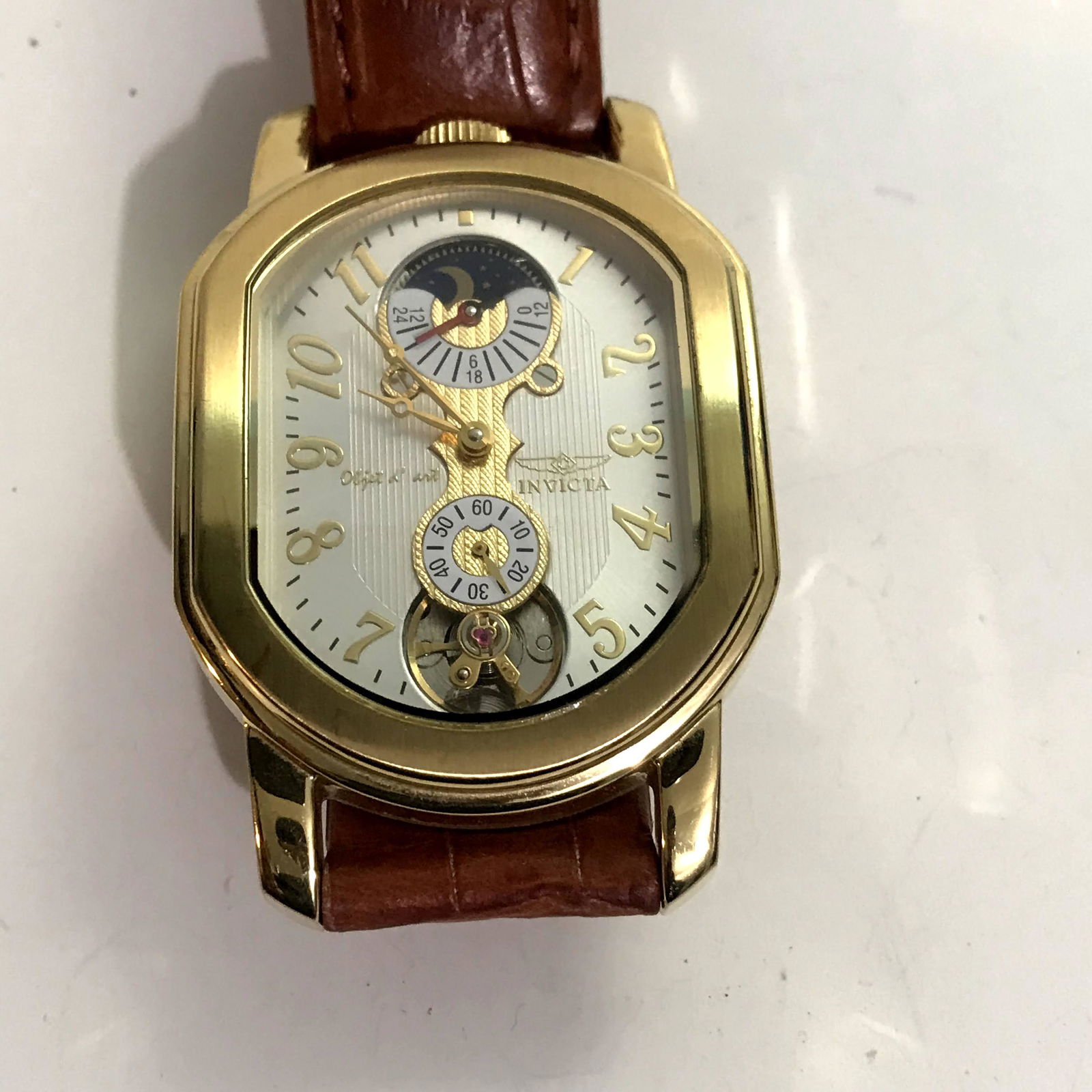 Invicta Swiss Ebauche Mechanical Sun/Moon Rounded (1 of 6)