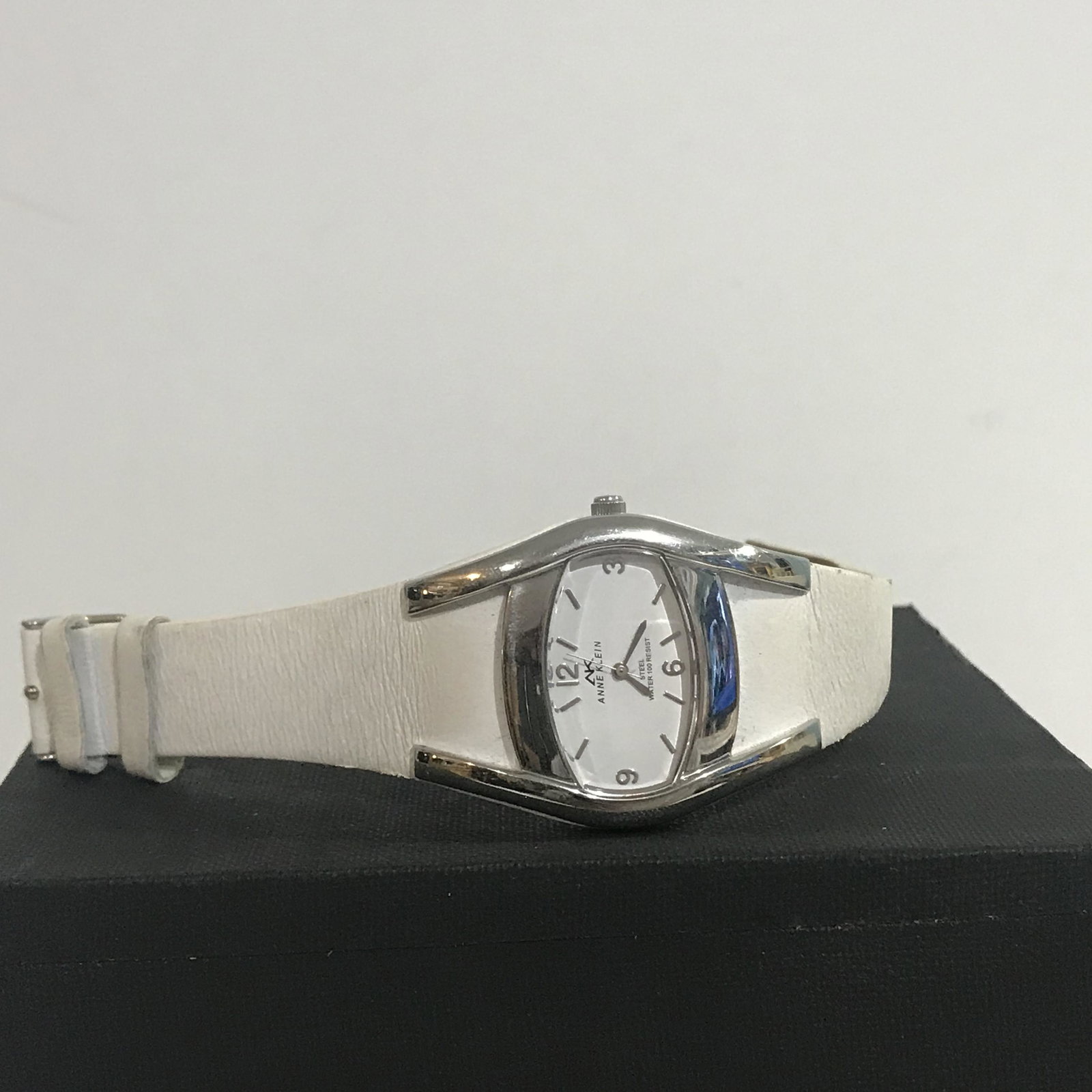 Ann Klein white watch women 121 Works: Ann klein white watch women 121 Please view all photos as they are part of the description and condition of this Item, Feel free to contact me with questions or picture requests Used Item AS IS