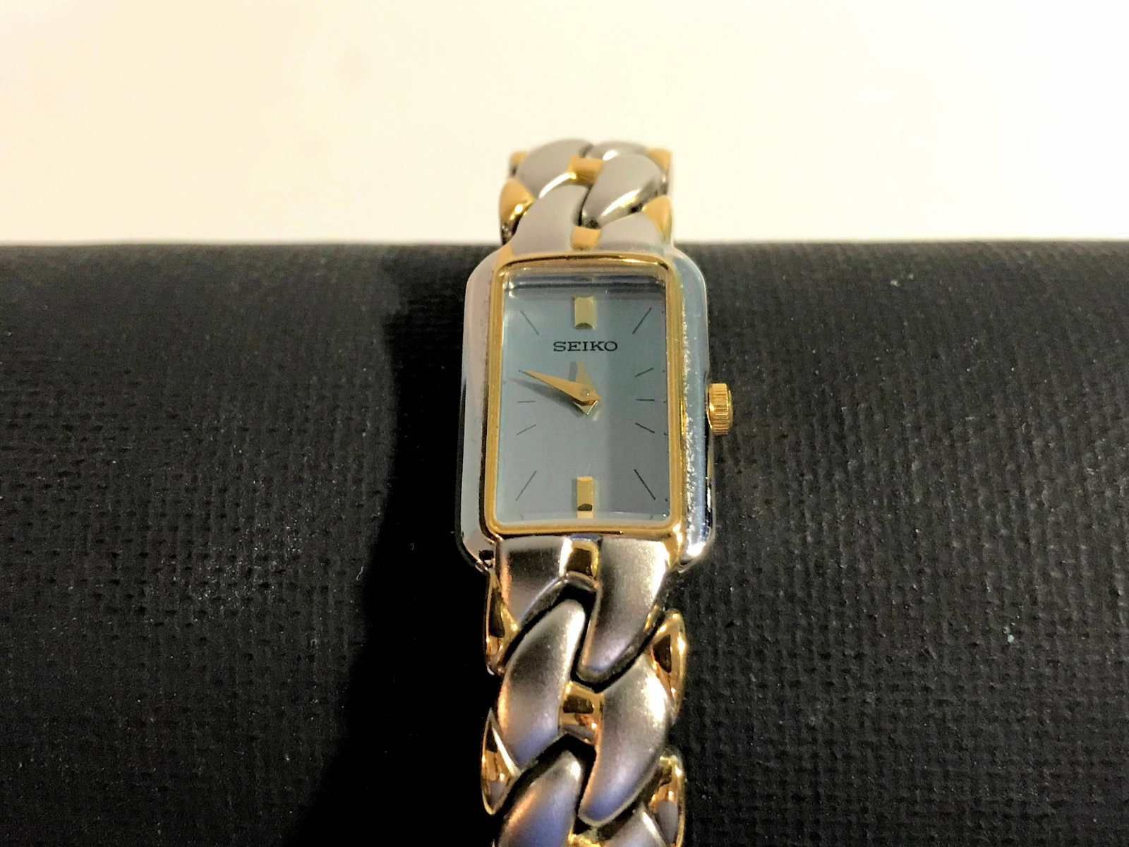 Vintage Seiko Womens Gold and Silver Tone Watch: Vintage Seiko Womens Gold and Silver Tone Watch 1F20-0AC0 Works Great!!! Please view all photos as they are part of the description and condition of this Item, Feel free to contact me with questions o