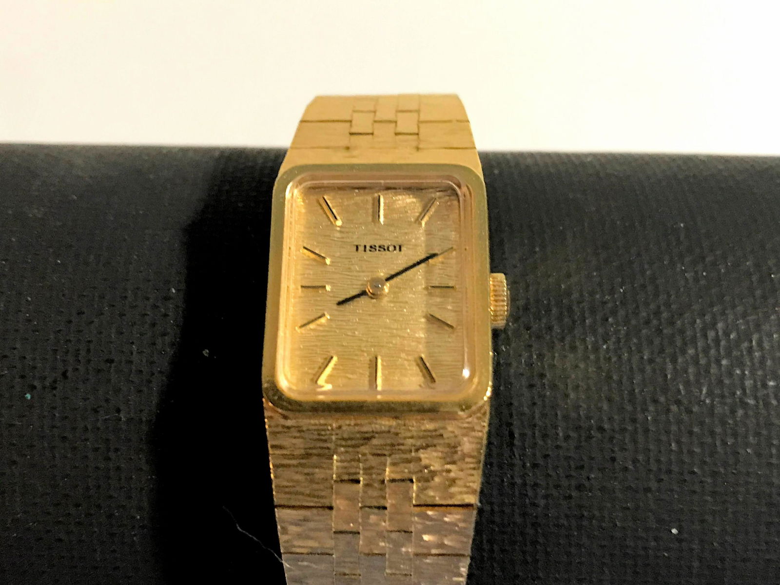 Fossil Ladies Quartz Watch Gold Tone Working: Fossil Ladies Quartz Watch Gold Tone Working Please view all photos as they are part of the description and condition of this Item, Feel free to contact me with questions or picture requests! Used Ite