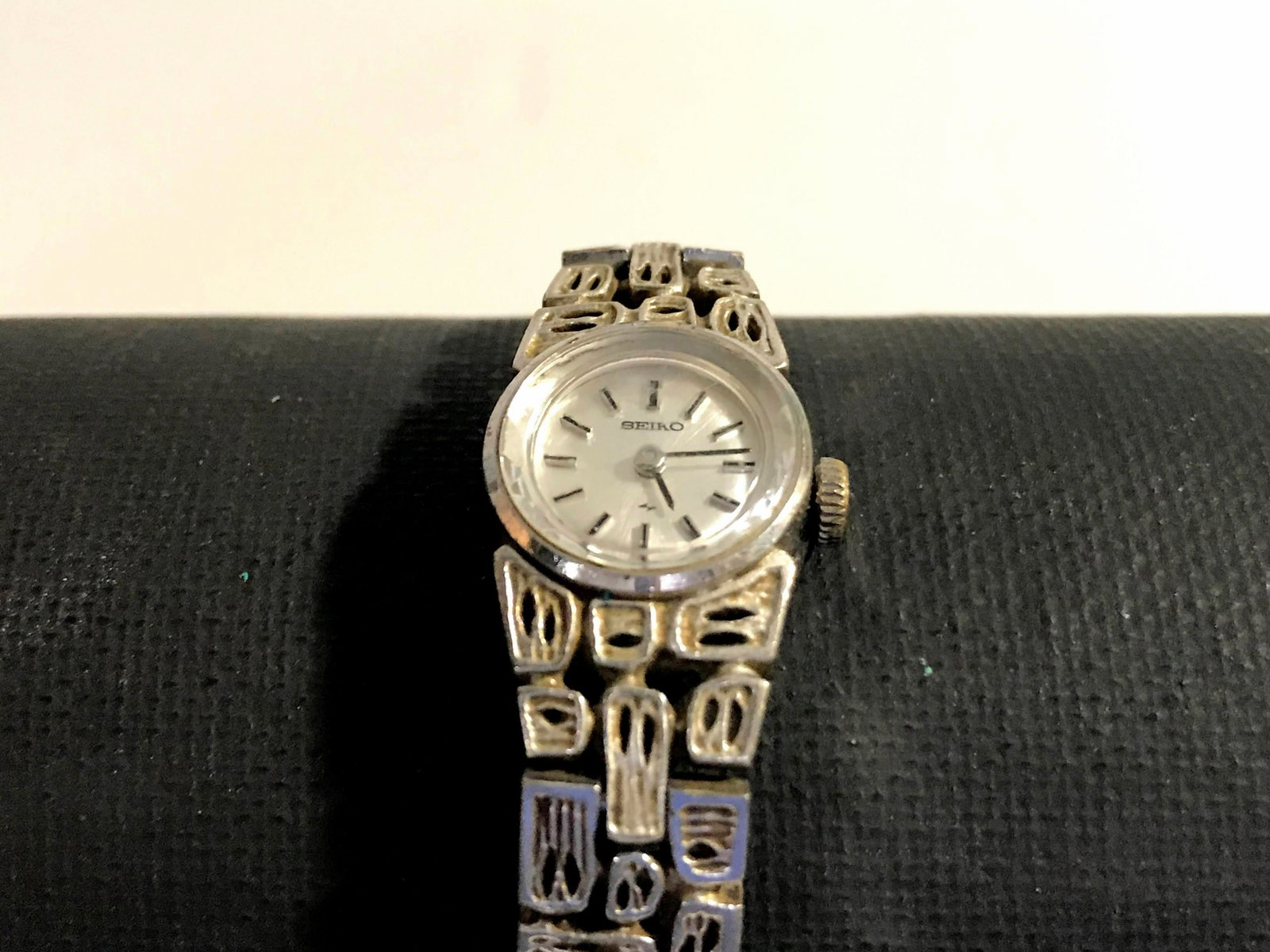 Seiko Wind-up Ladies Wrist Stainless Steel Watch: Seiko Wind-up Ladies Wrist Stainless Steel Watch Working Please view all photos as they are part of the description and condition of this Item, Feel free to contact me with questions or picture reques