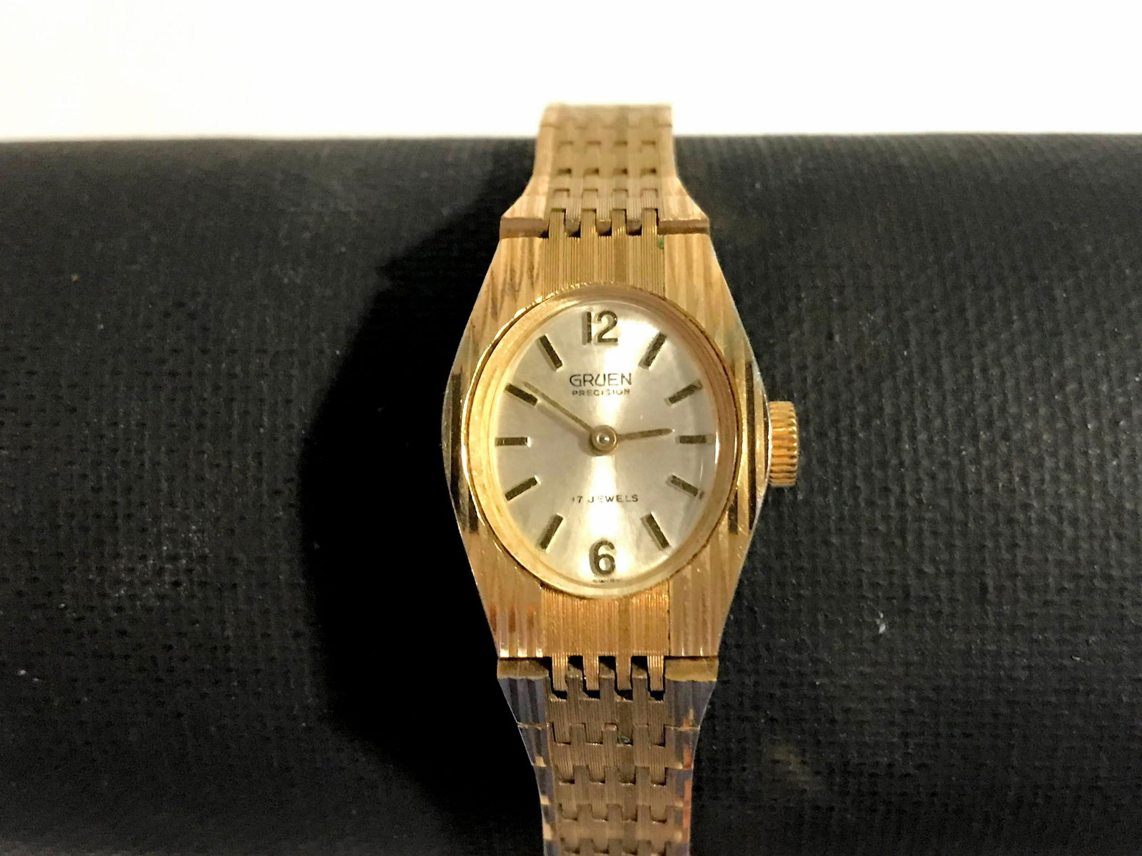 Gruen Gold Tone Case Wind Up Watch Ladies Bracelet Runs: Gruen Gold Tone Case Wind Up Watch Ladies Bracelet Runs Great!!! Please view all photos as they are part of the description and condition of this Item, Feel free to contact me with questions or pictur