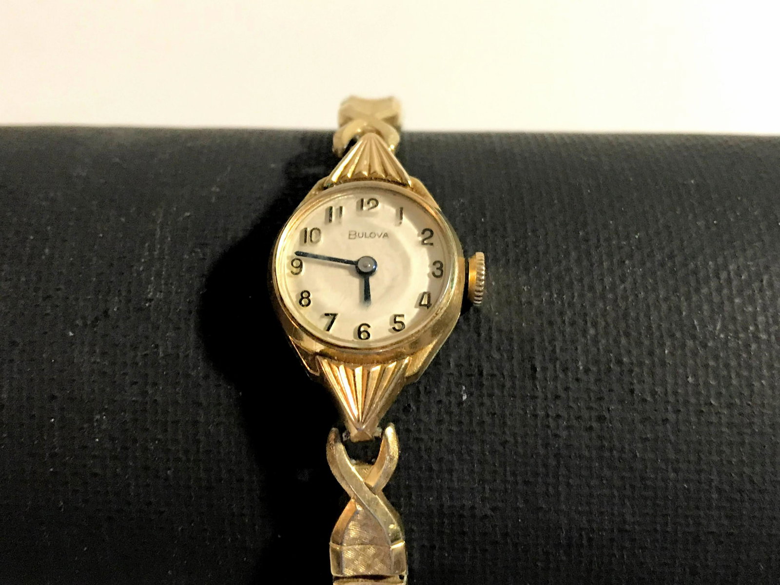 Vintage womens Bulova watch: Vintage womens Bulova watch face has some wear to it Please view all photos as they are part of the description and condition of this Item, Feel free to contact me with questions or picture requests! 