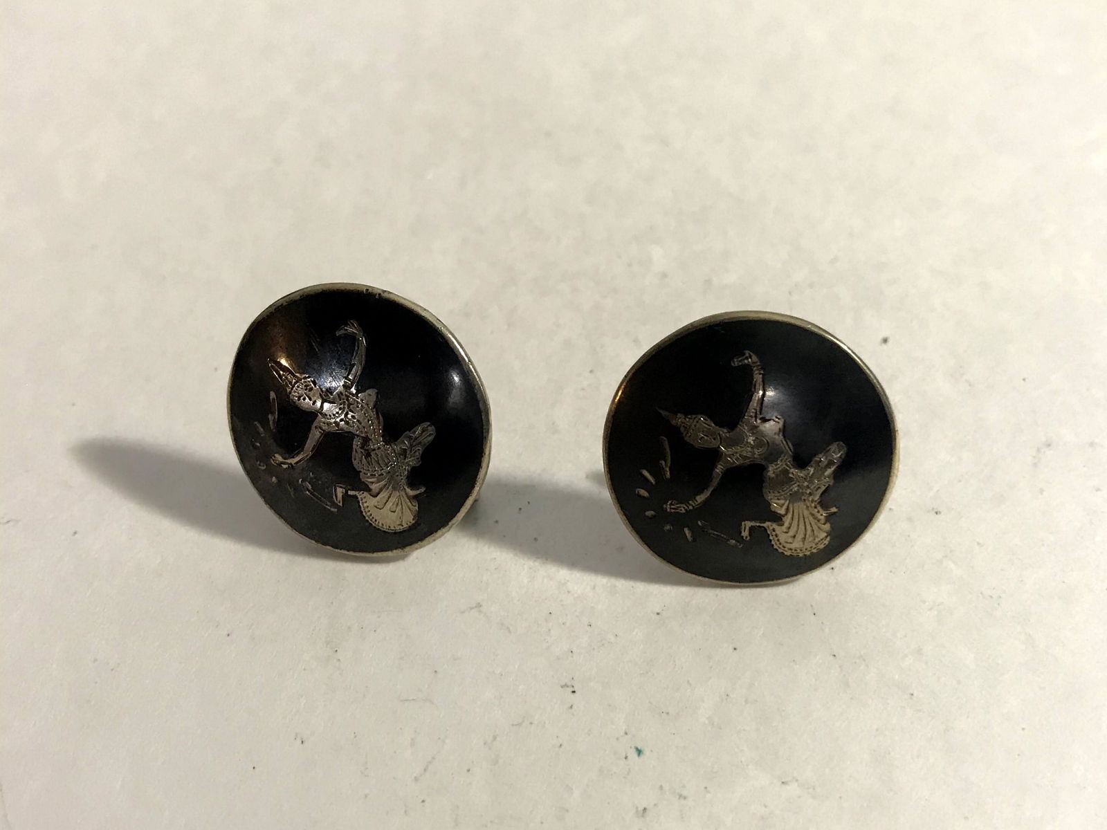 Siam Sterling Silver Vtg. Screw-Back Earrings: Siam Sterling Silver Vtg. Screw-Back Earrings Asian-Thailand Jewelry 7/8" Please view all photos as they are part of the description and condition of this Item, Feel free to contact me with questions