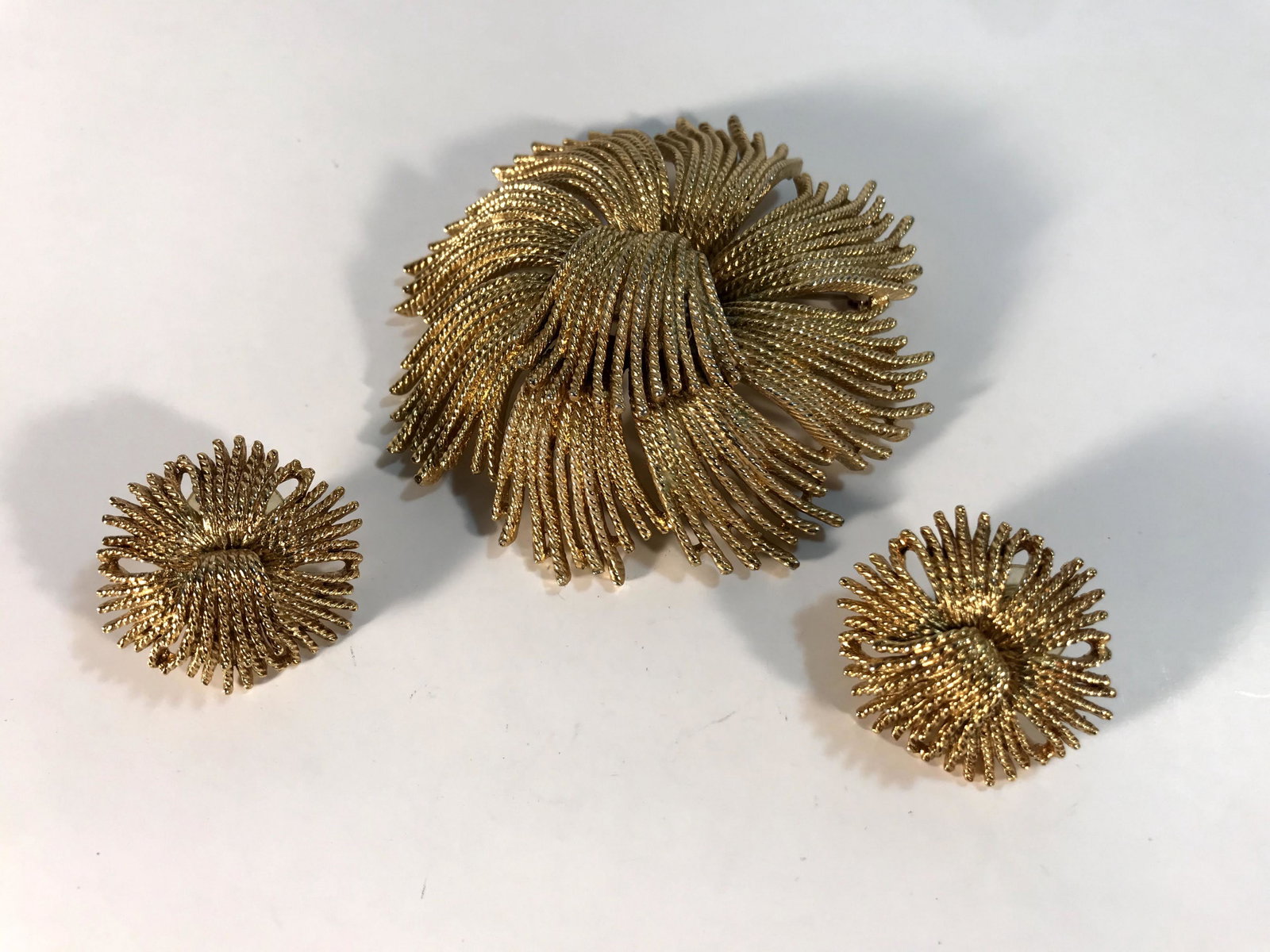 Women's Metallic 1960s Monet Starburst Brooch and post: Women's Metallic 1960s Monet Starburst Brooch and post earnings set Please view all photos as they are part of the description and condition of this Item, Feel free to contact me with questions or pic