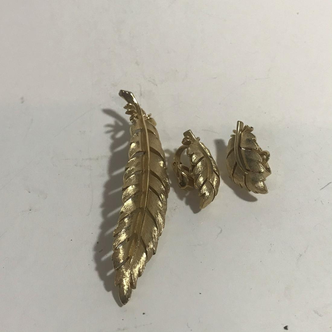 Beautiful Vintage Trifari Brooch and Earrings: Beautiful Vintage Trifari Brooch and Earrings Please view all photos as they are part of the description and condition of this Item, Feel free to contact me with questions or picture requests Used Ite