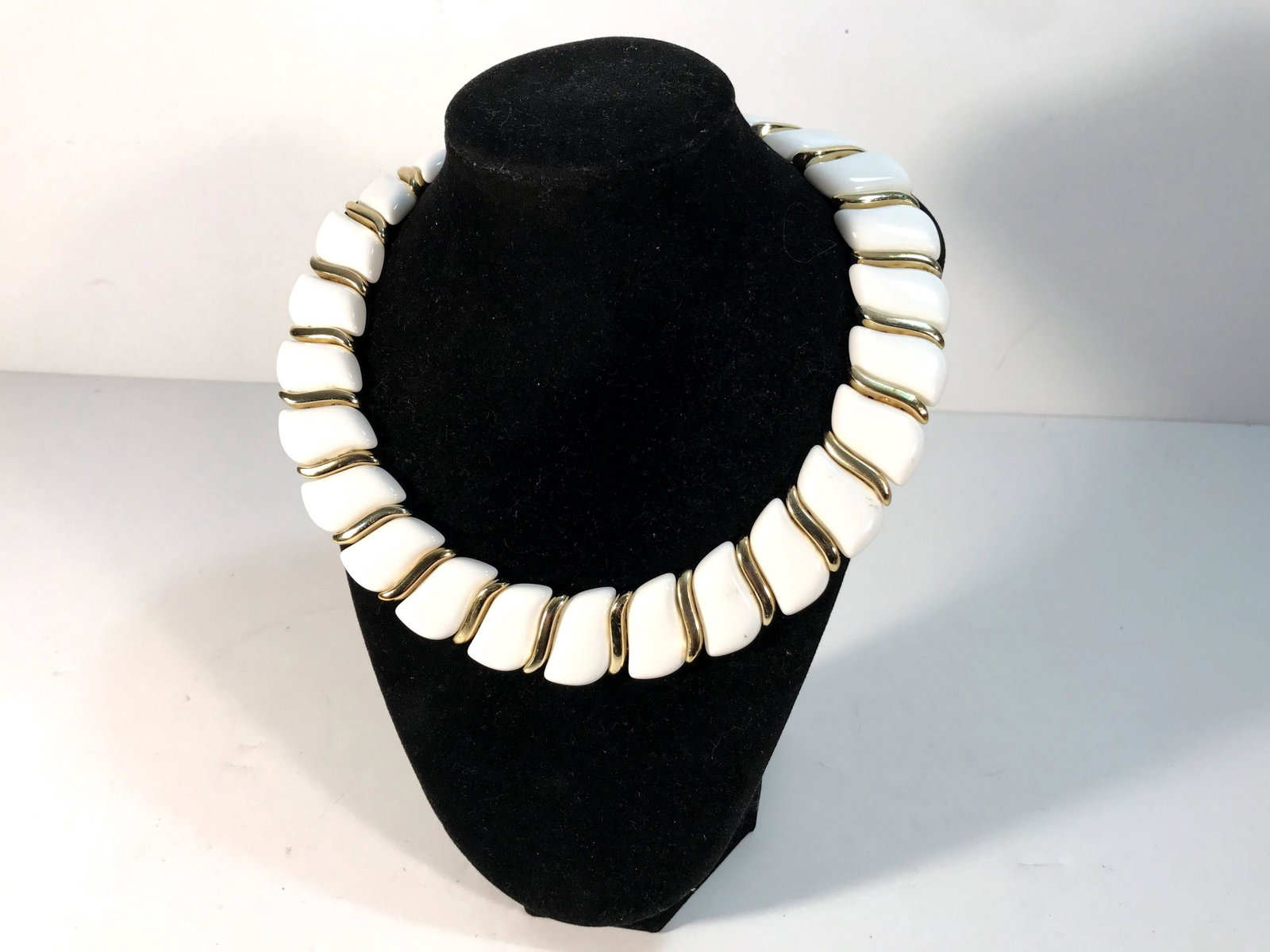 Nice Vintage White and Gold Enamel Choker Necklace 22": Nice Vintage White and Gold Enamel Choker Necklace 22" Please view all photos as they are part of the description and condition of this Item, Feel free to contact me with questions or picture requests