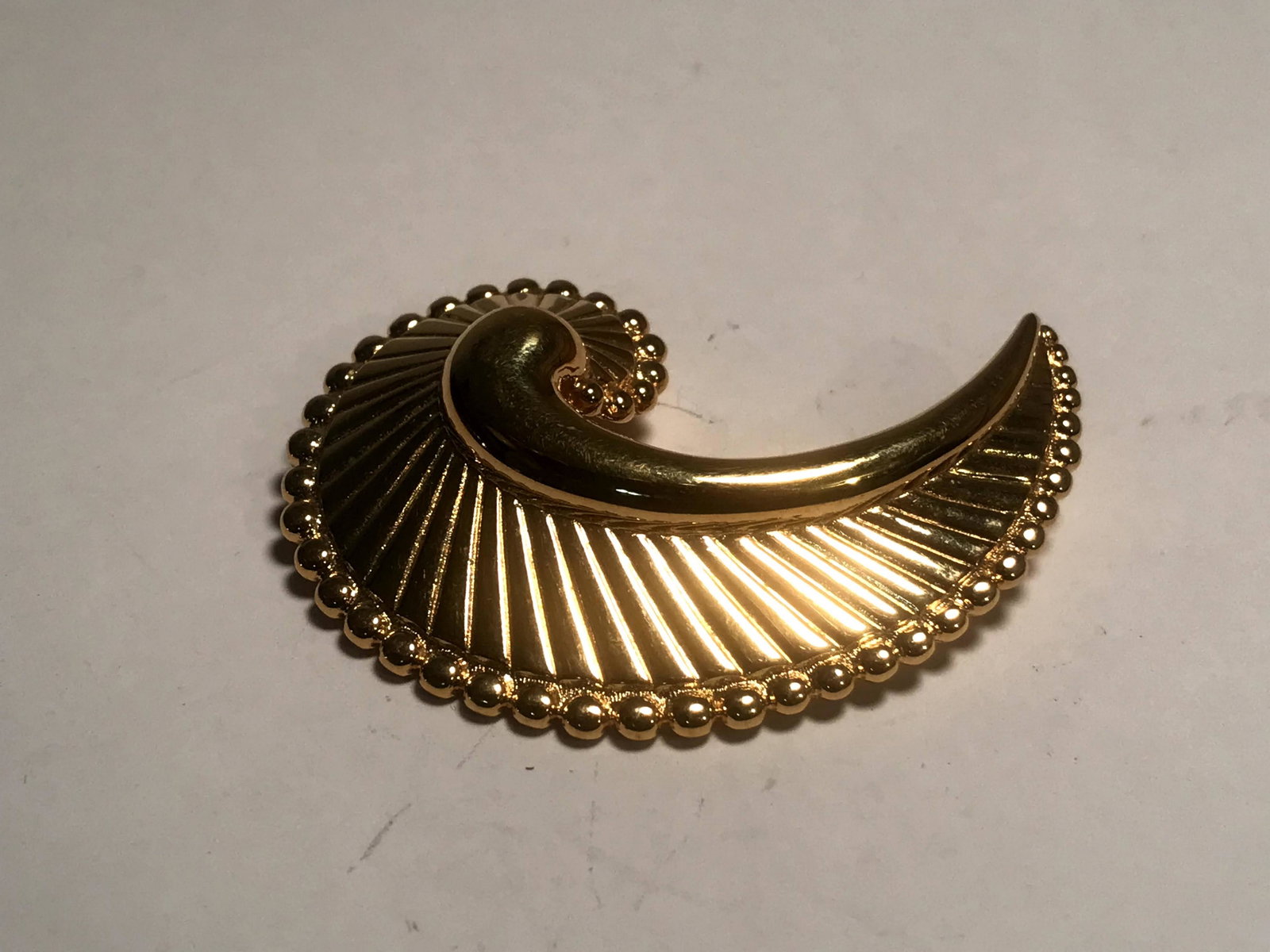 Vintage Goldtone Monet Brooch 2 3/4": Vintage Goldtone Monet Brooch 2 3/4" Please view all photos as they are part of the description and condition of this Item, Feel free to contact me with questions or picture requests! Used Item AS IS