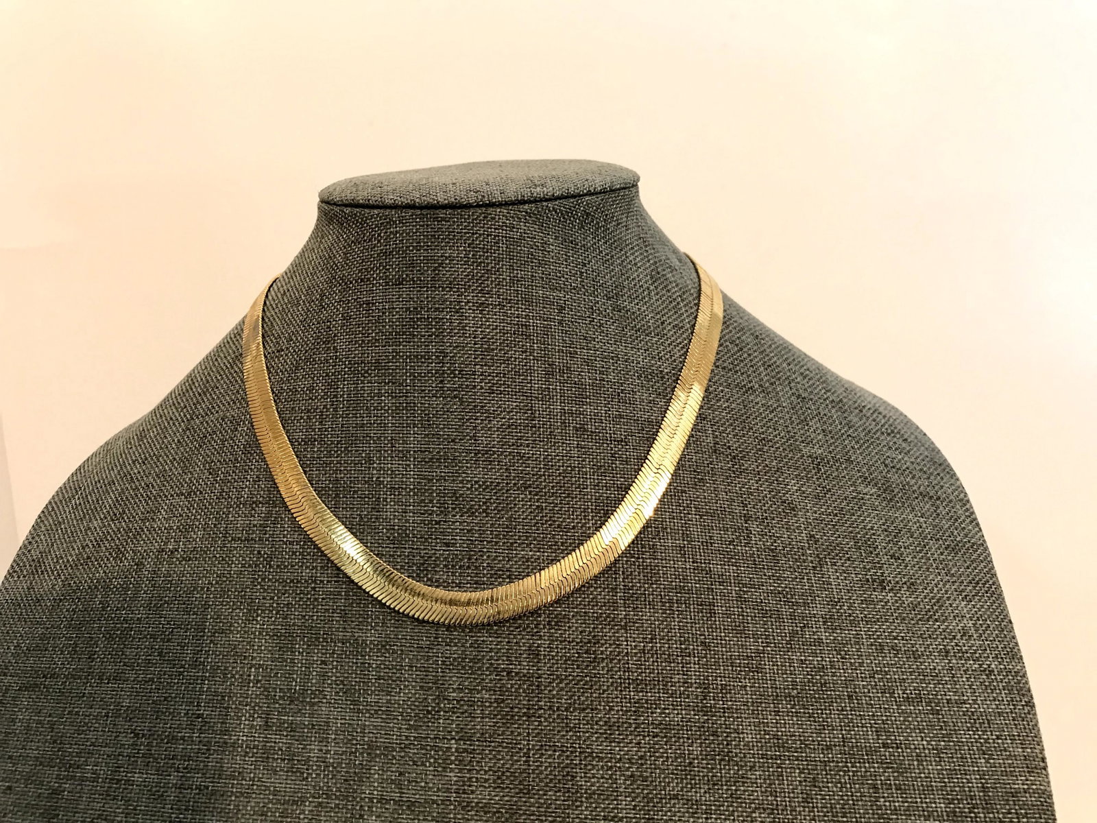 Vintage Goldtone Choker Style 15" Necklace: Vintage Goldtone Choker Style 15" Necklace Please view all photos as they are part of the description and condition of this Item, Feel free to contact me with questions or picture requests! Used Item 