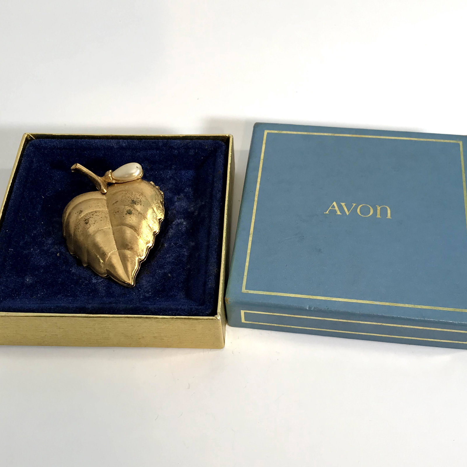 Large Vintage Avon Gold Tone and Pearl Opening Heart: Large Vintage Avon Gold Tone and Pearl Opening Heart Leaf Brooch Perfume Please view all photos as they are part of the description and condition of this Item, Feel free to contact me with questions o