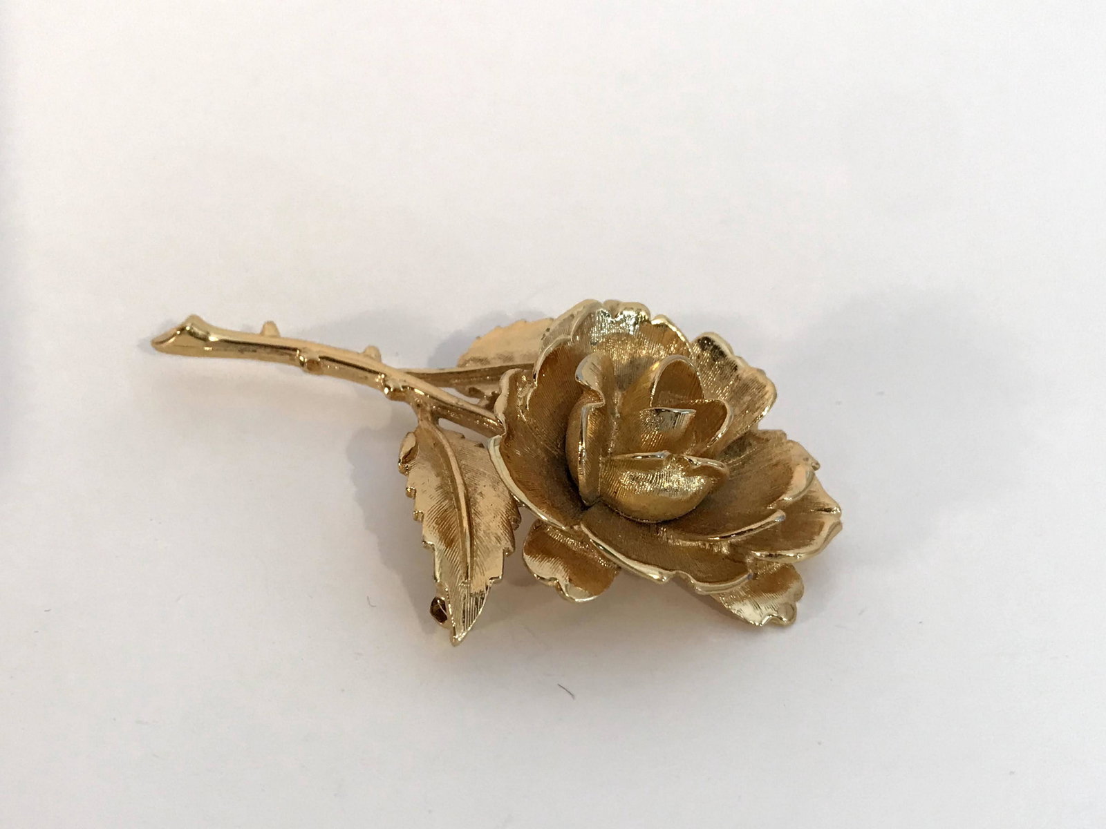 Vintage Monet Gold tone Flower Brooch 2 3/4": Vintage Monet Gold tone Flower Brooch 2 3/4" Please view all photos as they are part of the description and condition of this Item, Feel free to contact me with questions or picture requests! Used Ite