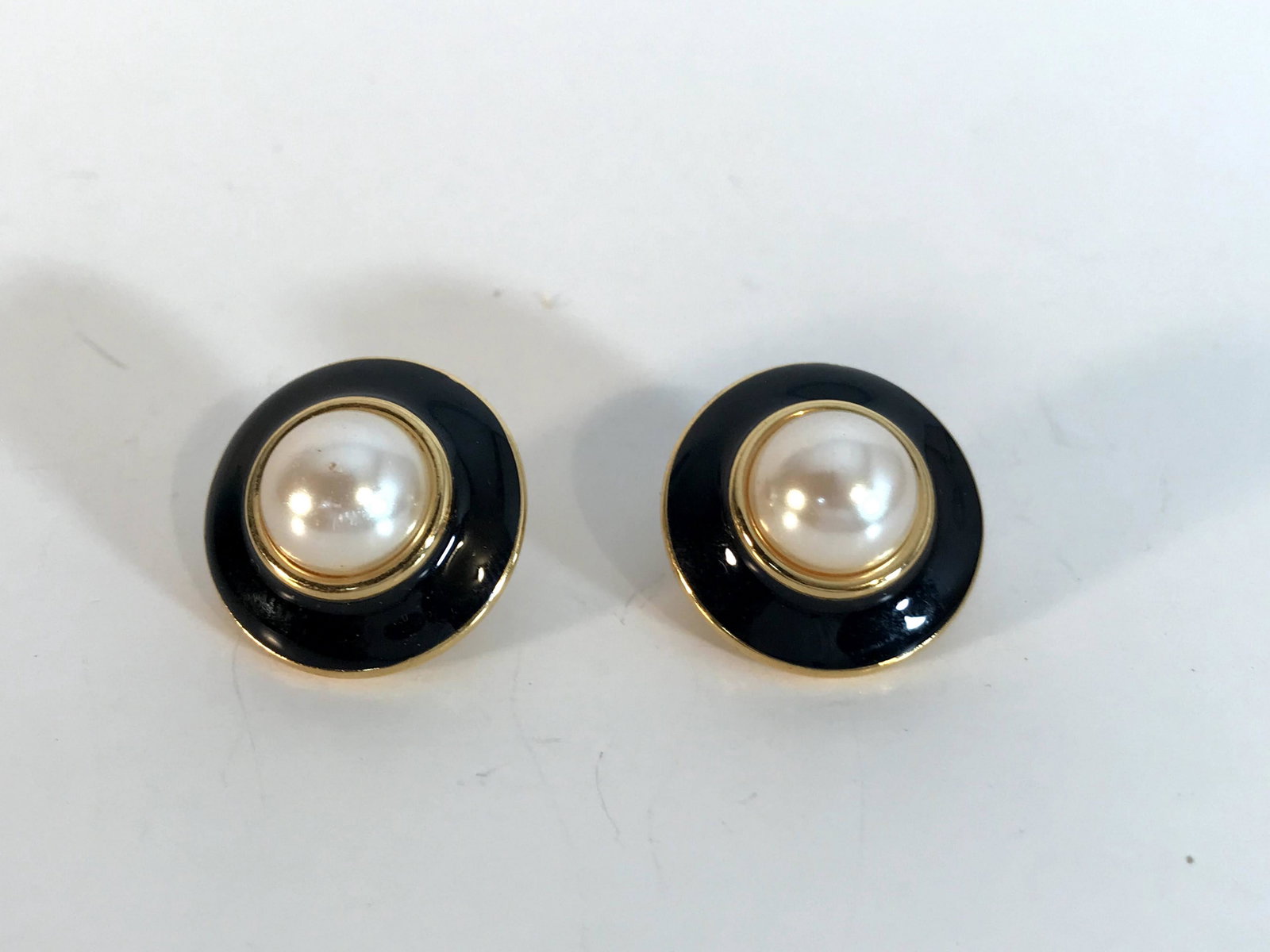 Vintage Monet Black enamel pearl post Earrings: Vintage Monet Black enamel pearl post Earrings Please view all photos as they are part of the description and condition of this Item, Feel free to contact me with questions or picture requests! Used I