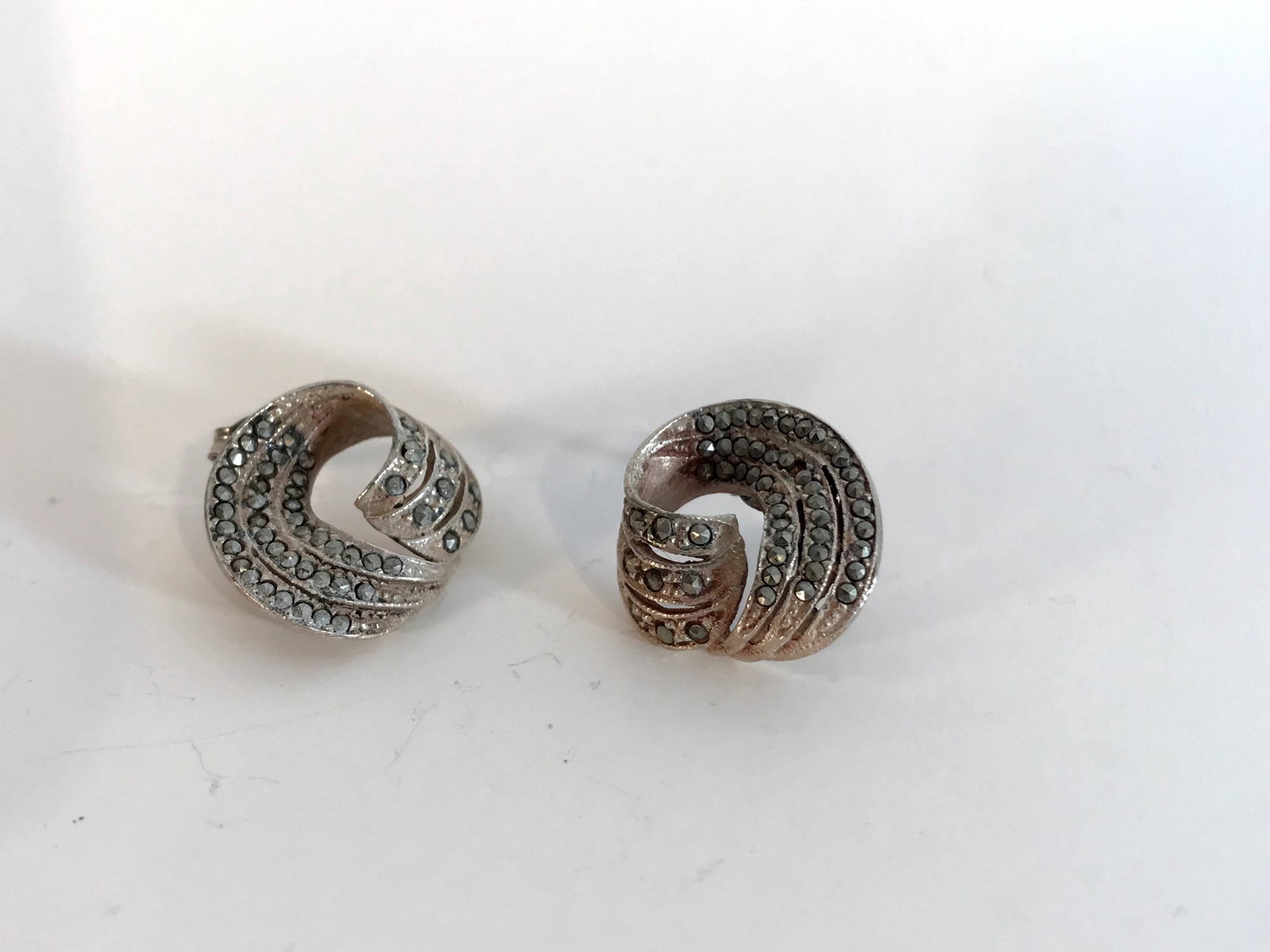 Vintage Sterling Silver Marcasite Earrings: Vintage Sterling Silver Marcasite Earrings Please view all photos as they are part of the description and condition of this Item, Feel free to contact me with questions or picture requests! Used Item 