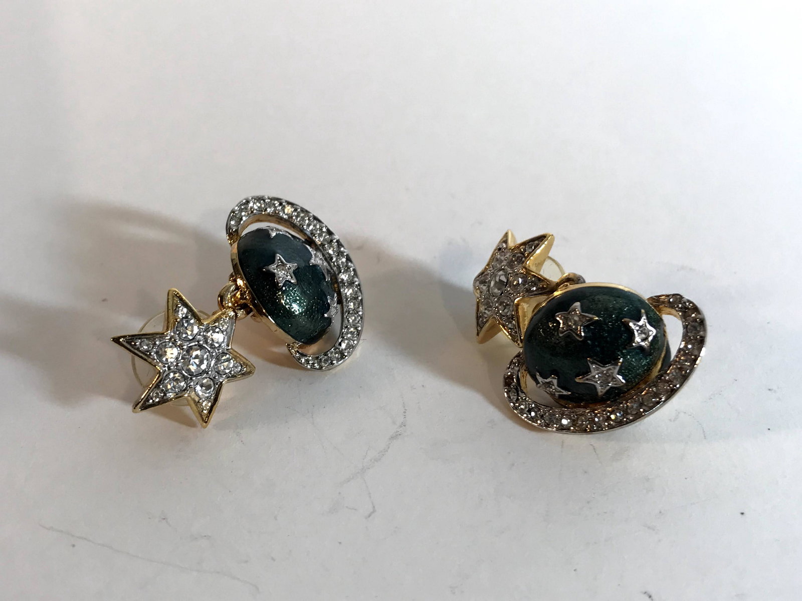 Rare Butler Wilson Planet Star Earrings Celestial: Rare Butler Wilson Planet Star Earrings Celestial Enamel & Rhinestones 1980's Please view all photos as they are part of the description and condition of this Item, Feel free to contact me with questi