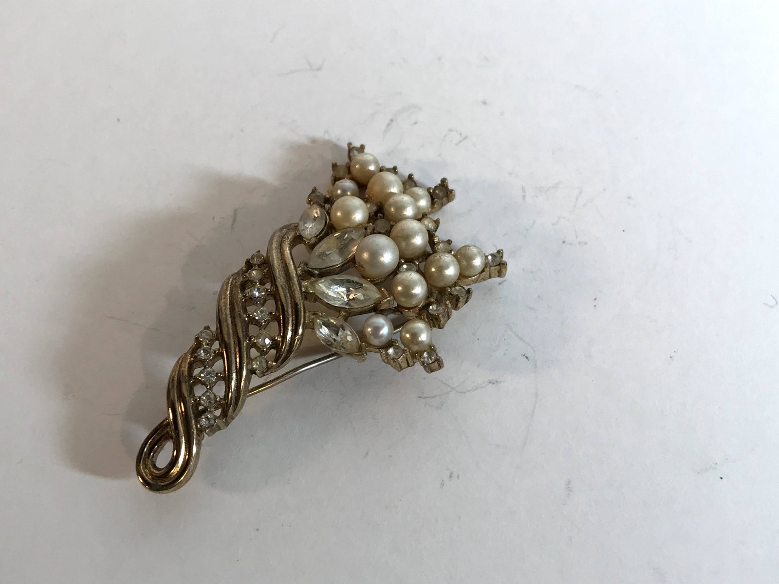 Vintage Gold tone Trifari pearl flower Brooch: Vintage Gold tone Trifari pearl flower Brooch Please view all photos as they are part of the description and condition of this Item, Feel free to contact me with questions or picture requests! Used It