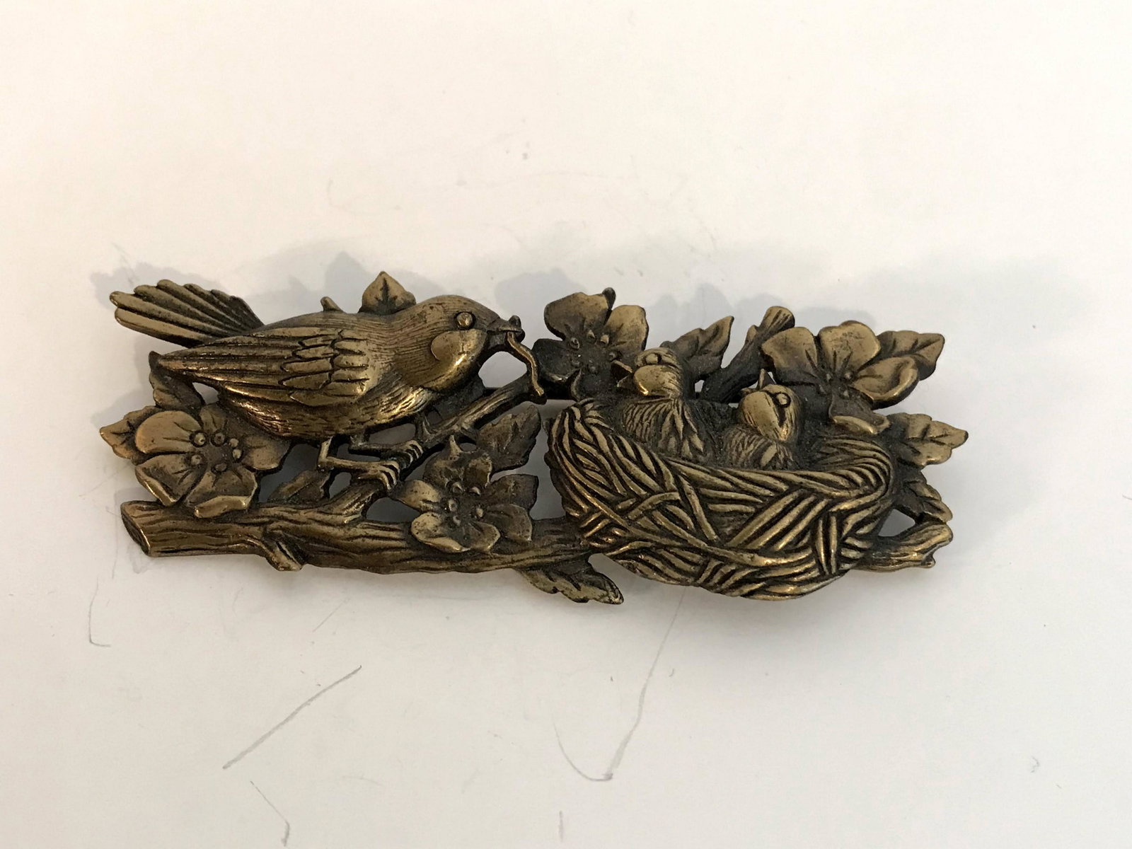 Vintage JJ Bird feeding Brooch 3 1/4": Vintage JJ Bird feeding Brooch 3 1/4" Please view all photos as they are part of the description and condition of this Item, Feel free to contact me with questions or picture requests! Used Item AS IS