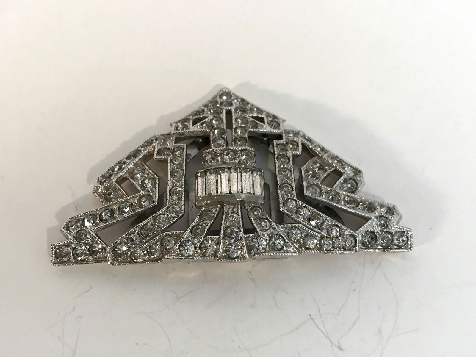 Vintage Art Deco Rhinestone Shoe Fur Clip: Vintage Art Deco Rhinestone Shoe Fur Clip Please view all photos as they are part of the description and condition of this Item, Feel free to contact me with questions or picture requests! Used Item A