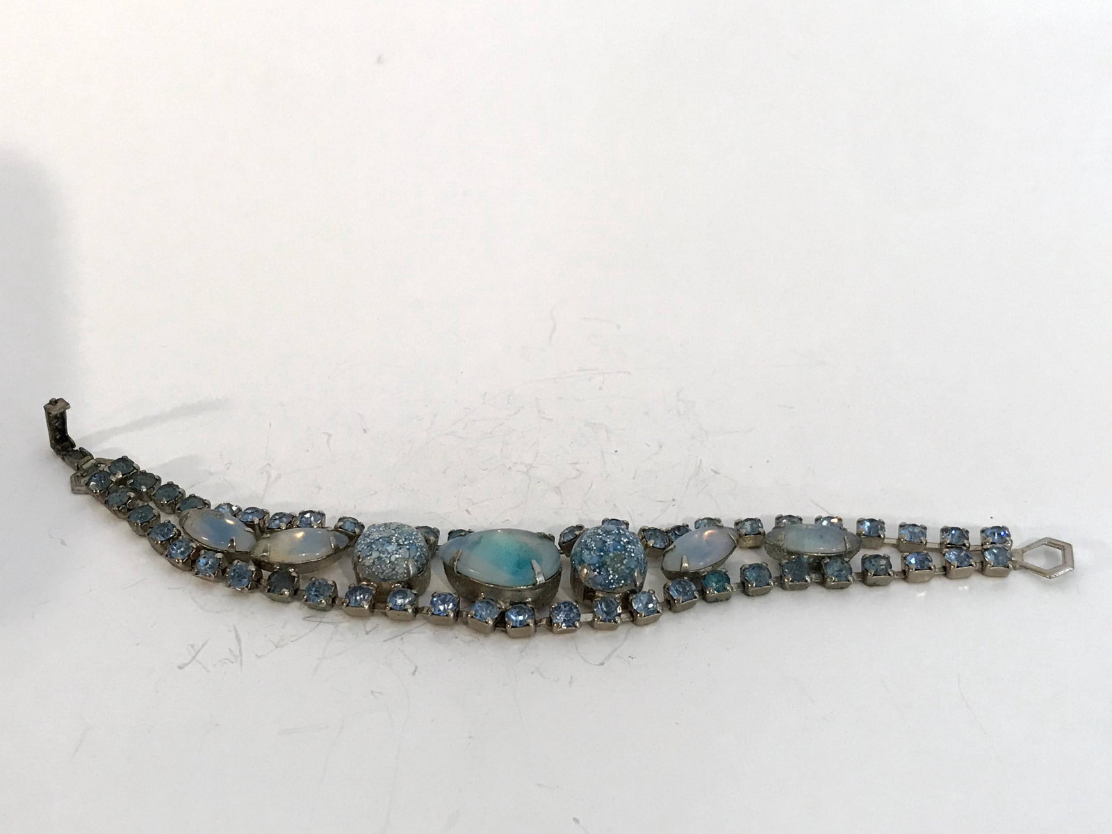 Vintage Signed La Rel Lucite Rhinestone Bracelet 7": Vintage Signed La Rel Lucite Rhinestone Bracelet 7" Please view all photos as they are part of the description and condition of this Item, Feel free to contact me with questions or picture requests! U