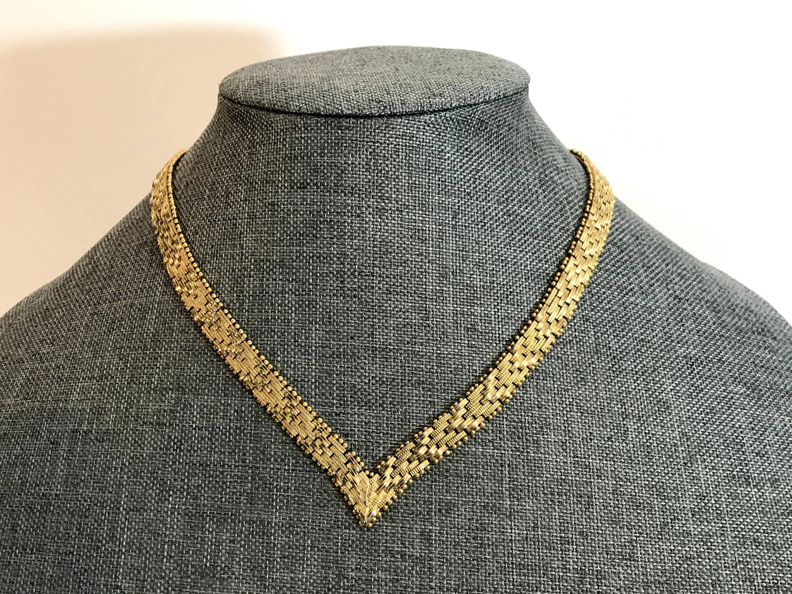 Vintage V Neck Gold Tone Choker Necklace Nice!! 14": Vintage V Neck Gold Tone Choker Necklace Nice!! 14" Please view all photos as they are part of the description and condition of this Item, Feel free to contact me with questions or picture requests! U