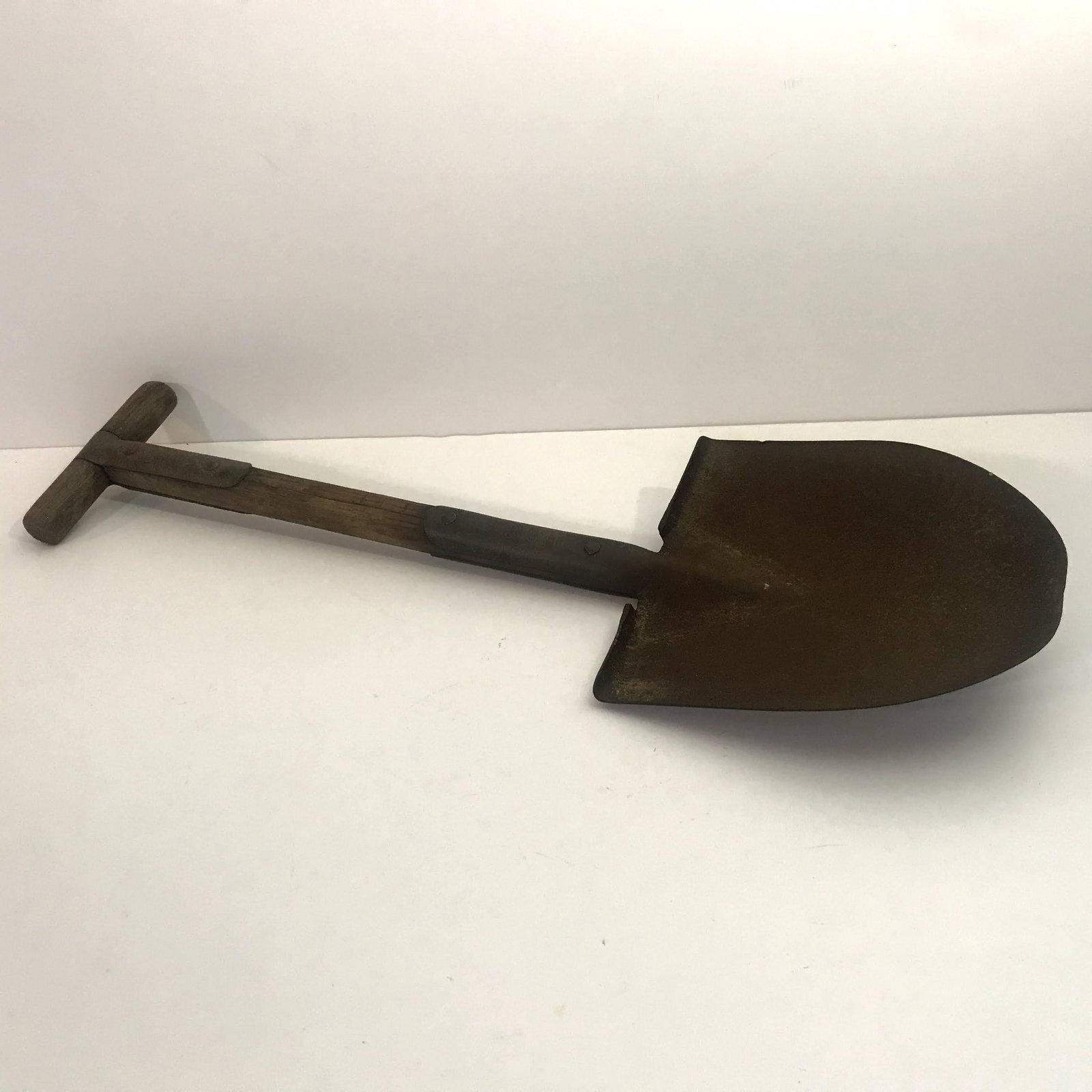 Vintage Original WW1 U.S. Army T-Handle Entrenching: Vintage Original WW1 U.S. Army T-Handle Entrenching Shovel Please view all photos as they are part of the description and condition of this Item, Feel free to contact me with questions or picture requ
