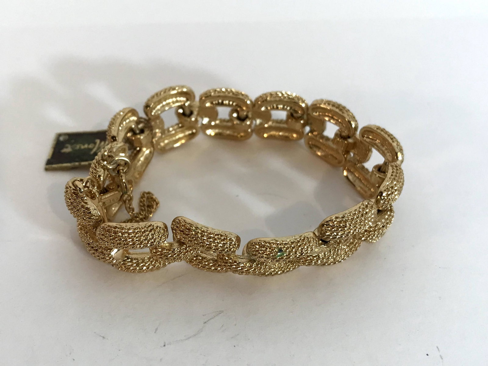 Vintage Gold tone Monet Bracelet: Vintage Gold tone Monet Bracelet Please view all photos as they are part of the description and condition of this Item, Feel free to contact me with questions or picture requests! Used Item AS IS