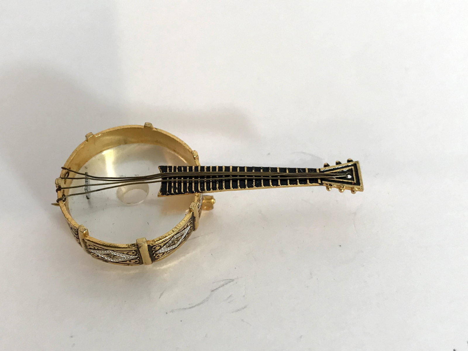 Vintage Damascene Banjo Spain Brooch: Vintage Damascene Banjo Spain Brooch Please view all photos as they are part of the description and condition of this Item, Feel free to contact me with questions or picture requests! Used Item AS IS