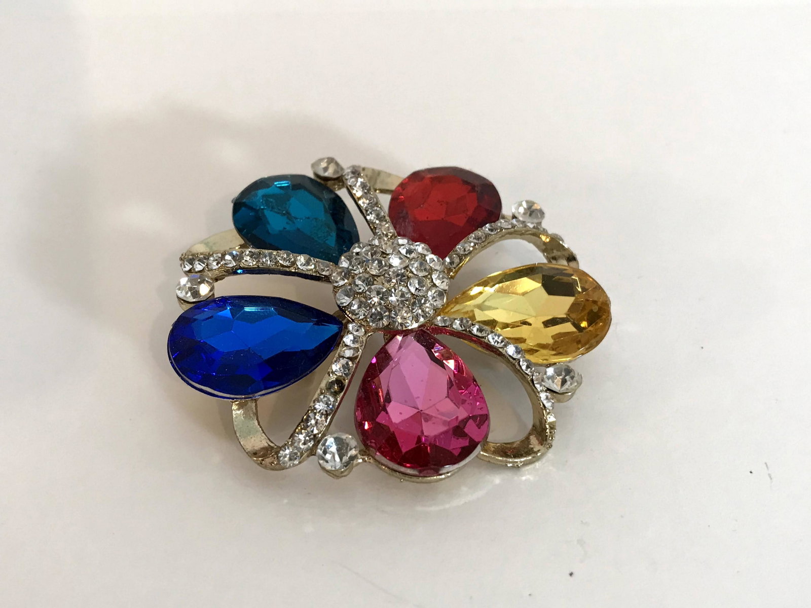 Vintage multi colored Brooch: Vintage multi colored Brooch Please view all photos as they are part of the description and condition of this Item, Feel free to contact me with questions or picture requests! Used Item AS IS