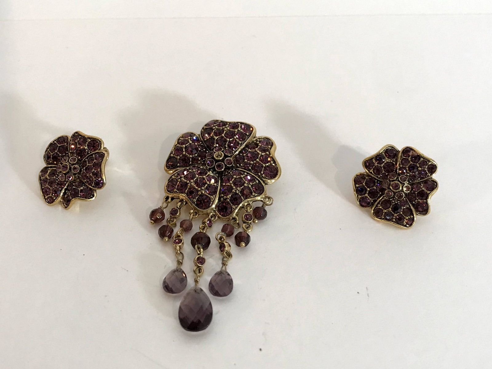 Vintage Monet rhinestone Brooch & Earrings: Vintage Monet rhinestone Brooch & Earrings Please view all photos as they are part of the description and condition of this Item, Feel free to contact me with questions or picture requests! Used Item 