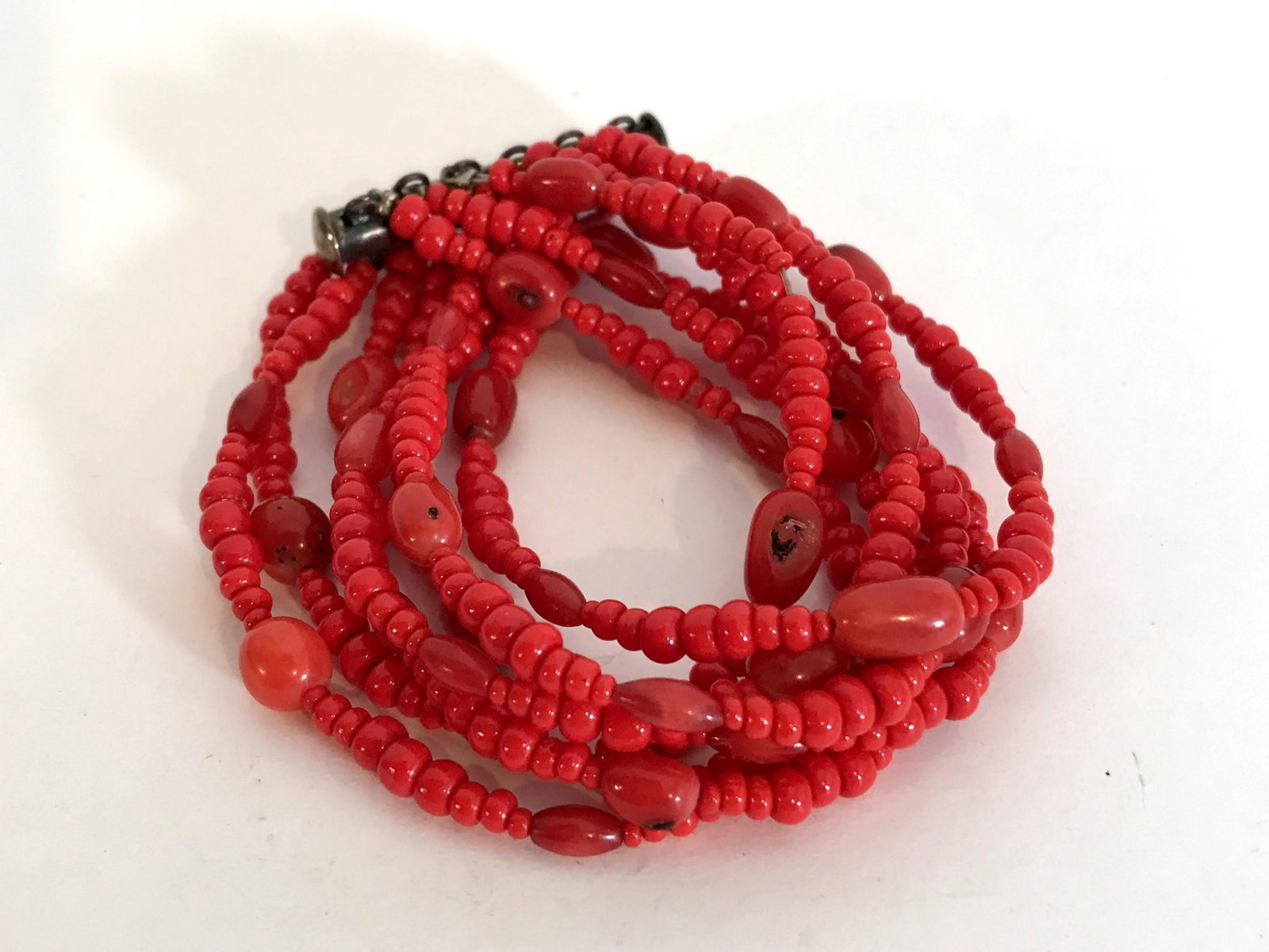 Vintage Coral Beaded strand Bracelet: Vintage Coral Beaded strand Bracelet Please view all photos as they are part of the description and condition of this Item, Feel free to contact me with questions or picture requests! Used Item AS IS