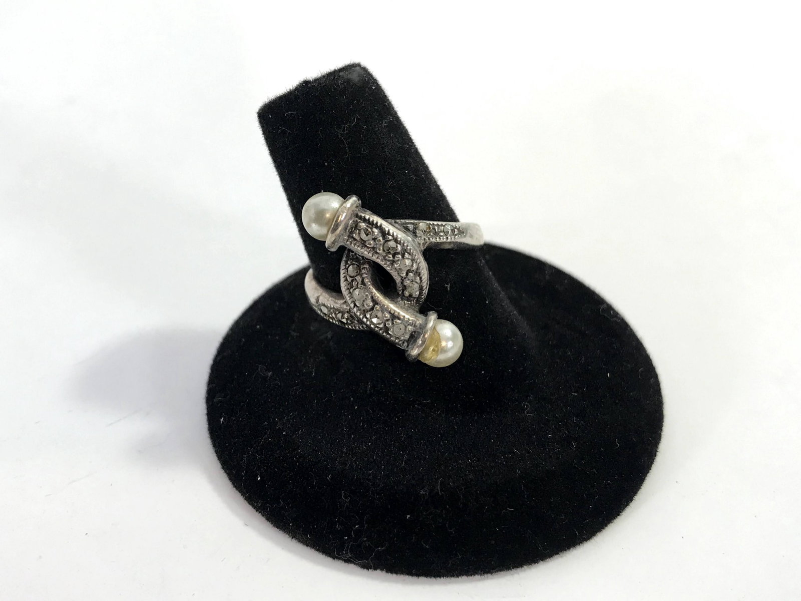 Vintage Marcasite Pearl Sterling Silver Ring 7.6: Vintage Marcasite Pearl Sterling Silver Ring 7.6Please view all photos as they are part of the description and condition of this Item, Feel free to contact me with questions or picture requests! Used 