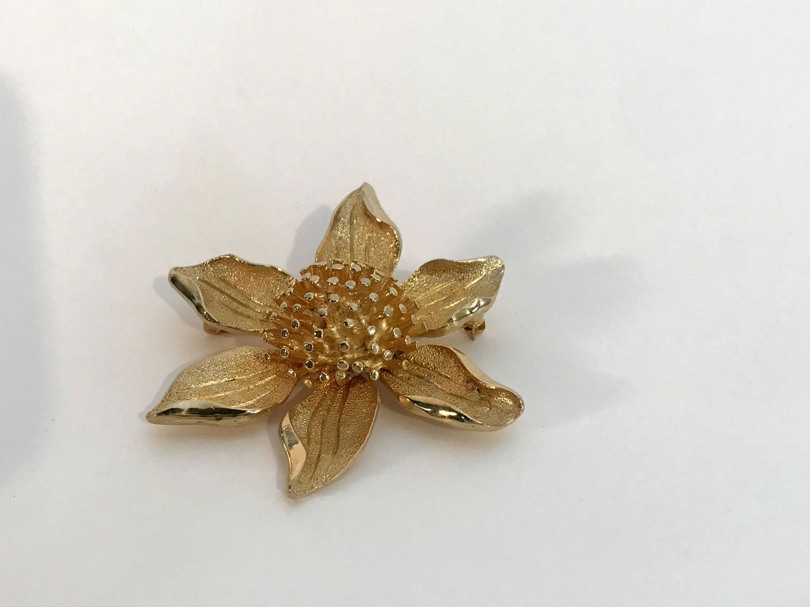 Vintage Gold tone Flower Brooch 2 1/2" (1 of 3)
