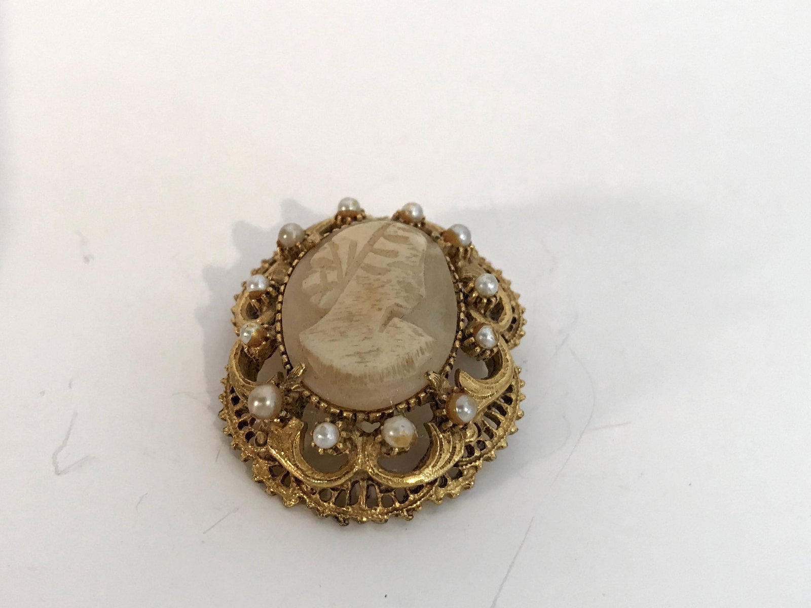 Vintage Florenza Cameo Gold tone Pearl Brooch 1 3/4": Vintage Florenza Cameo Gold tone Pearl Brooch 1 3/4" Please view all photos as they are part of the description and condition of this Item, Feel free to contact me with questions or picture requests!