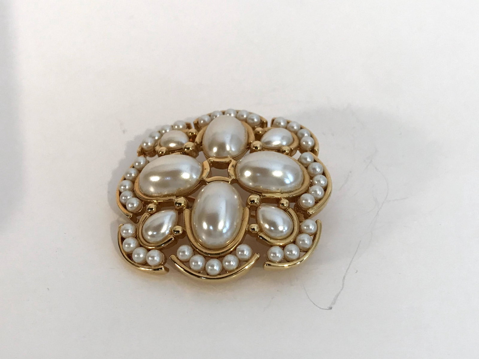 Vintage Gold tone Pearl Monet Brooch 2": Vintage Gold tone Pearl Monet Brooch 2" Please view all photos as they are part of the description and condition of this Item, Feel free to contact me with questions or picture requests! Used Item AS 