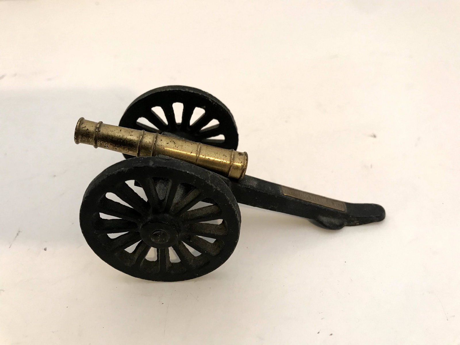 Fort Ticonderoga Brass and Cast Iron Moveable Cannon: Fort Ticonderoga Brass and Cast Iron Moveable Cannon Please view all photos as they are part of the description and condition of this Item, Feel free to contact me with questions or picture requests! 
