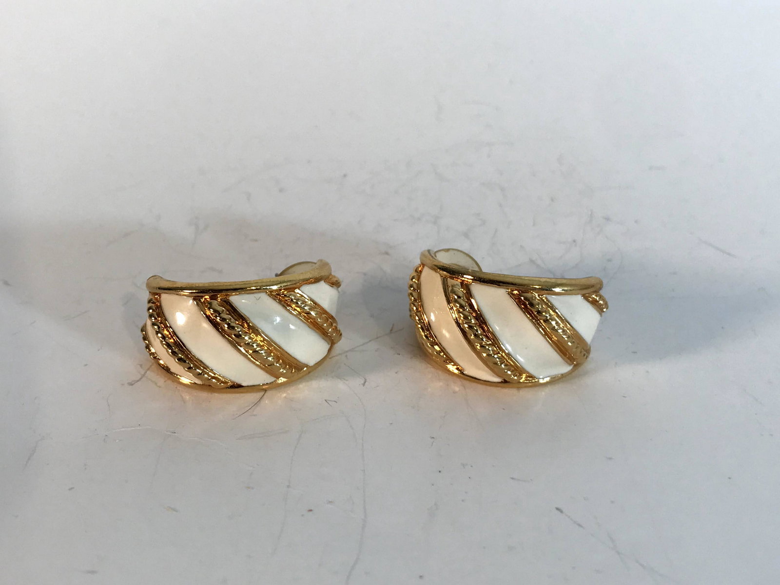 Vintage AK Ann Klien enamel Gold Tone Earrings: Vintage AK Ann Klien enamel Gold Tone Earrings Please view all photos as they are part of the description and condition of this Item, Feel free to contact me with questions or picture requests! Used I