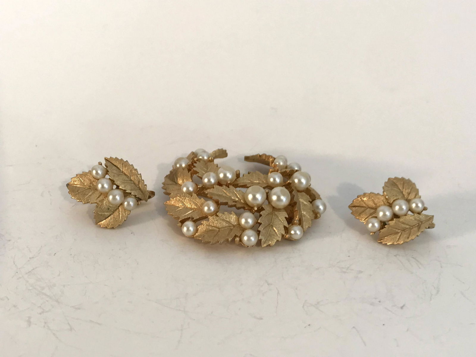 Vintage Trifari Pearl Gold Tone Brooch & Earrings: Vintage Trifari Pearl Gold Tone Brooch & Earrings Please view all photos as they are part of the description and condition of this Item, Feel free to contact me with questions or picture requests! Use