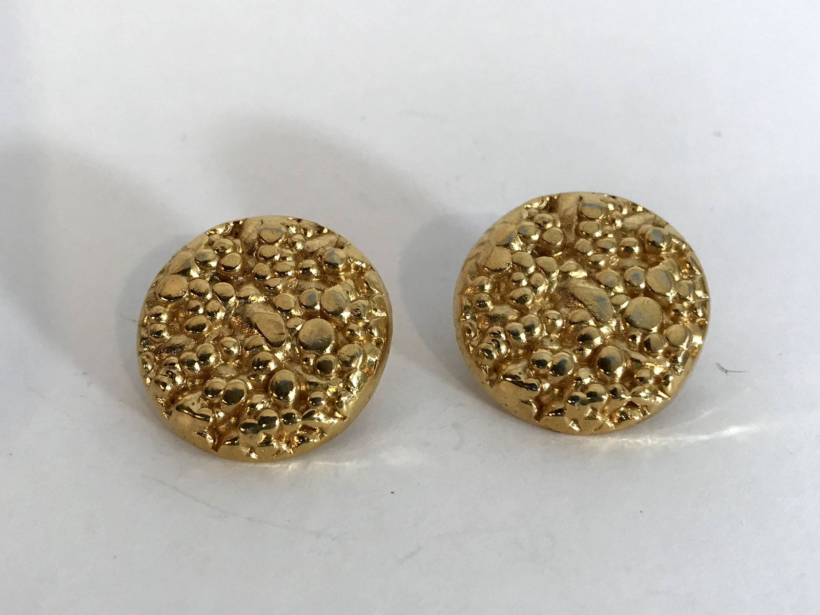 Vintage Trifari Gold Tone Earrings: Vintage Trifari Gold Tone Earrings Please view all photos as they are part of the description and condition of this Item, Feel free to contact me with questions or picture requests! Used Item AS IS