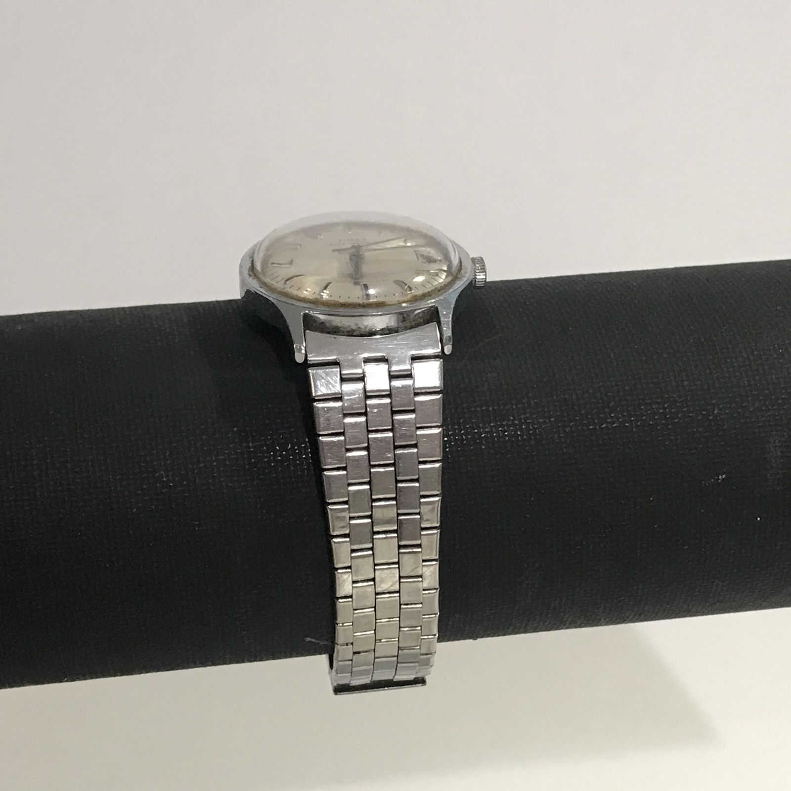 Vintage Timex Automatic Water Resistant Mens Watch: Vintage Timex Automatic Water Resistant Mens Watch Works Please view all photos as they are part of the description and condition of this Item, Feel free to contact me with questions or picture reques