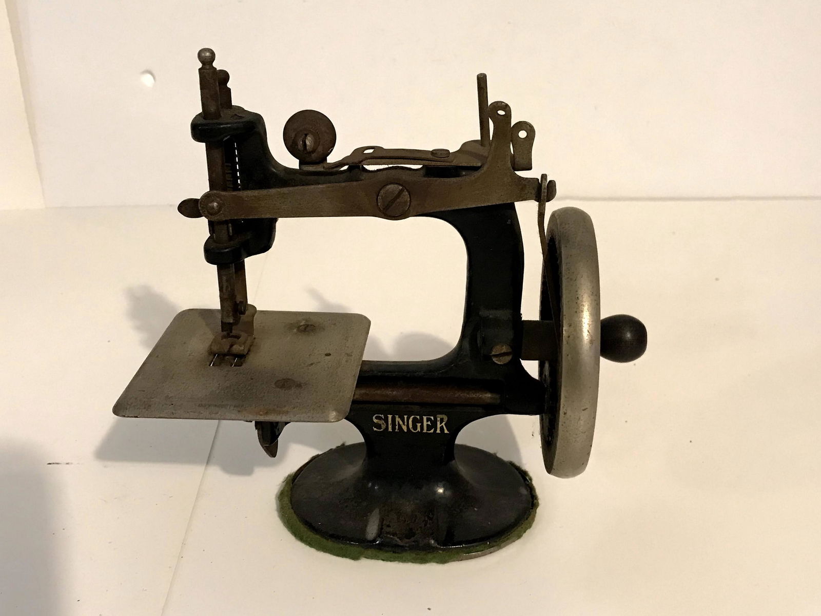 Vintage 1920 Singer Mini Sewing Machine: Vintage 1920 Singer Mini Sewing Machine Please view all photos as they are part of the description and condition of this Item, Feel free to contact me with questions or picture requests! Used Item AS