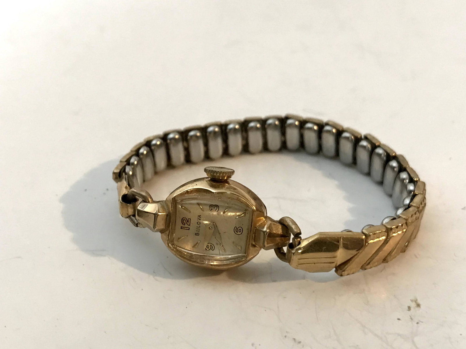 Vintage Bulova Mechanical Wind Ladies Watch-10K Rolled: Vintage Bulova Mechanical Wind Ladies Watch-10K Rolled Working Please view all photos as they are part of the description and condition of this Item, Feel free to contact me with questions or picture 