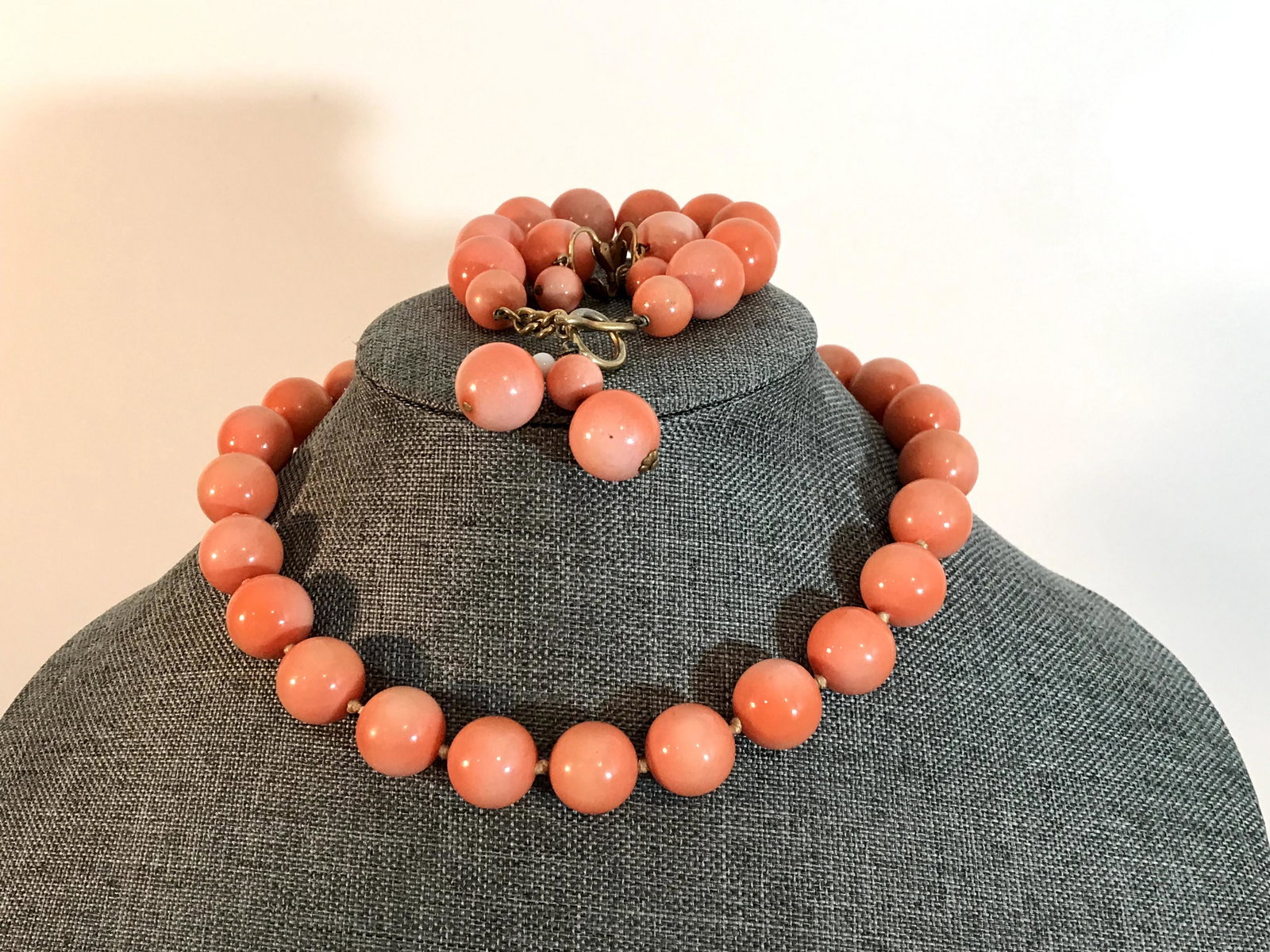 Vintage Marvella Bubble Gum Pink Necklace Bracelet &: Vintage Marvella Bubble Gum Pink Necklace Bracelet & Earrings Please view all photos as they are part of the description and condition of this Item, Feel free to contact me with questions or picture r