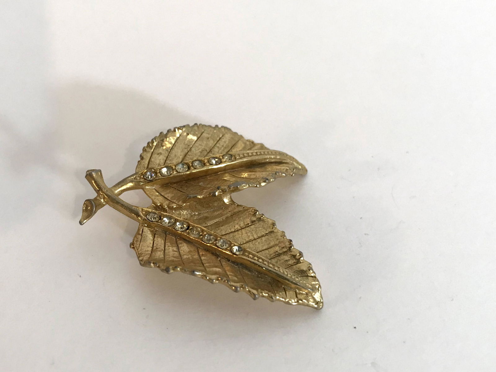 Vintage Gold tone leaf Brooch: Vintage Gold tone leaf Brooch Please view all photos as they are part of the description and condition of this Item, Feel free to contact me with questions or picture requests! Used Item AS IS