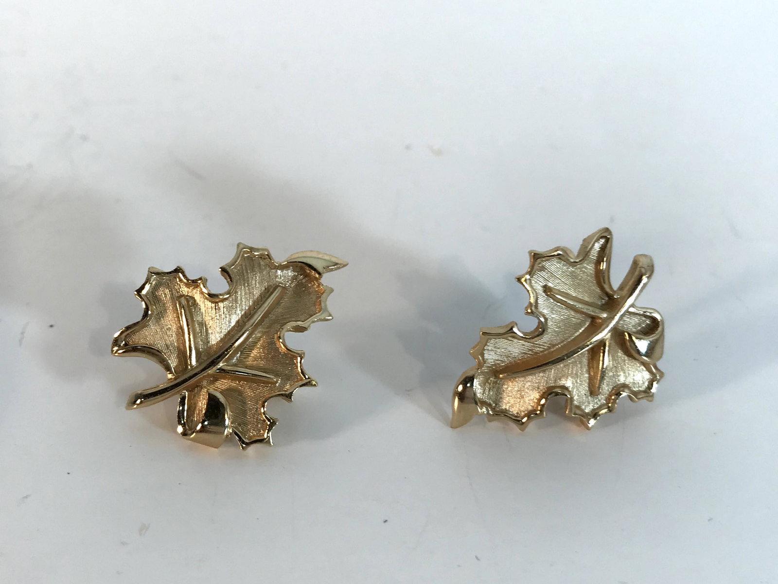 Vintage Trifari Gold Tone Leaf Earrings: Vintage Trifari Gold Tone Leaf Earrings Please view all photos as they are part of the description and condition of this Item, Feel free to contact me with questions or picture requests! Used Item AS