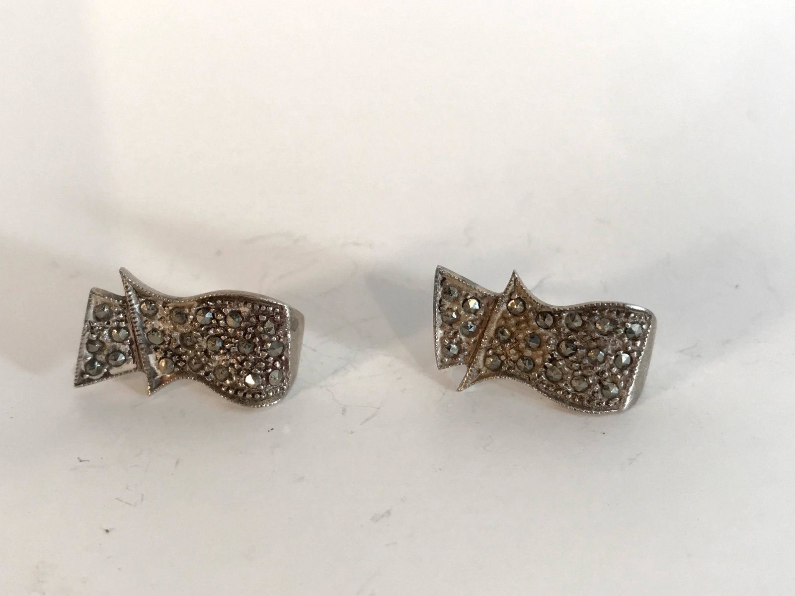 Vintage Sterling Silver Marcasite Earrings: Vintage Sterling Silver Marcasite Earrings Please view all photos as they are part of the description and condition of this Item, Feel free to contact me with questions or picture requests! Used Item 
