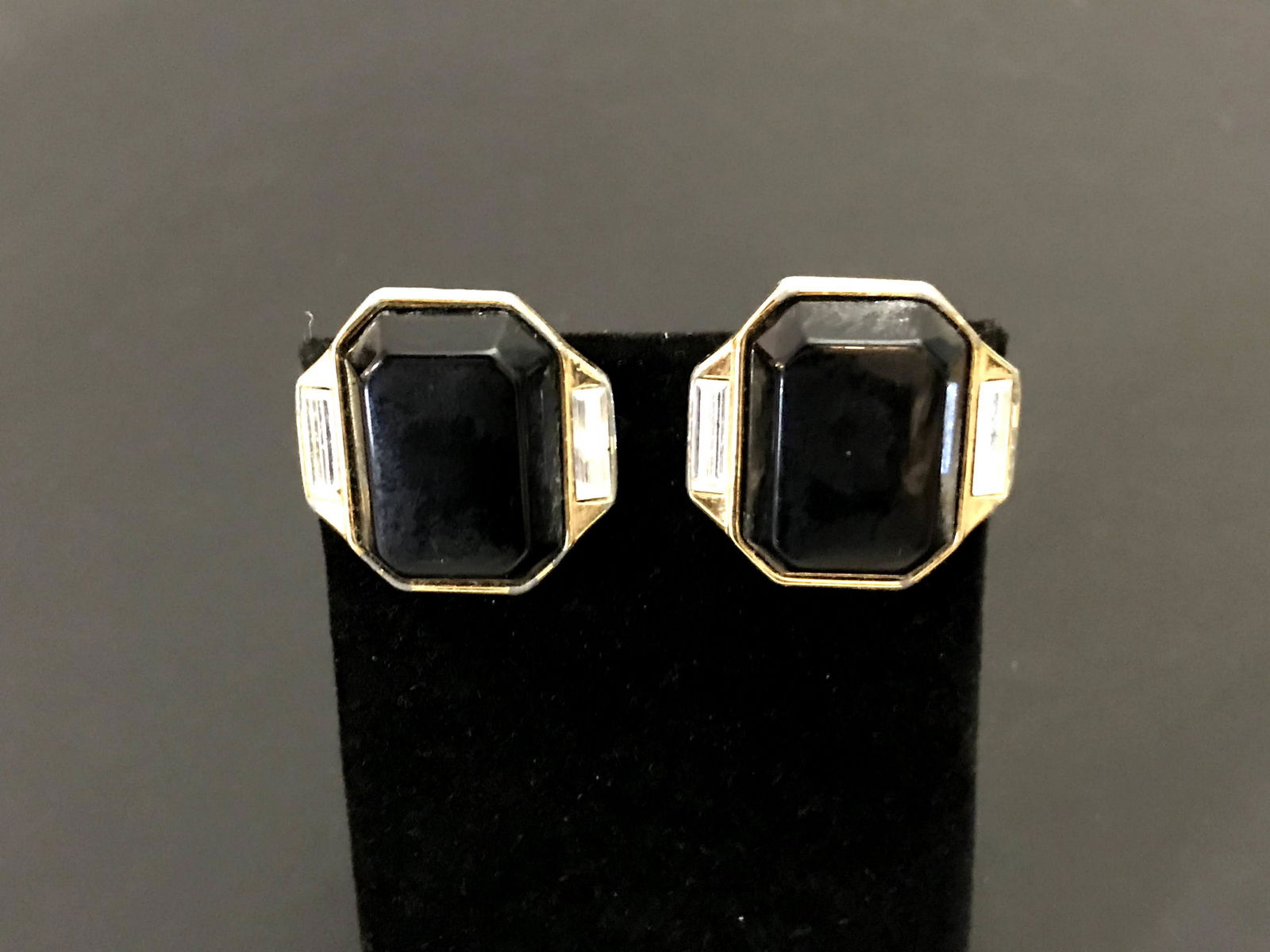 Vintage Trifari Gold Onyx Earrings: Vintage Trifari Gold Onyx Earrings Please view all photos as they are part of the description and condition of this Item, Feel free to contact me with questions or picture requests Used Item AS IS