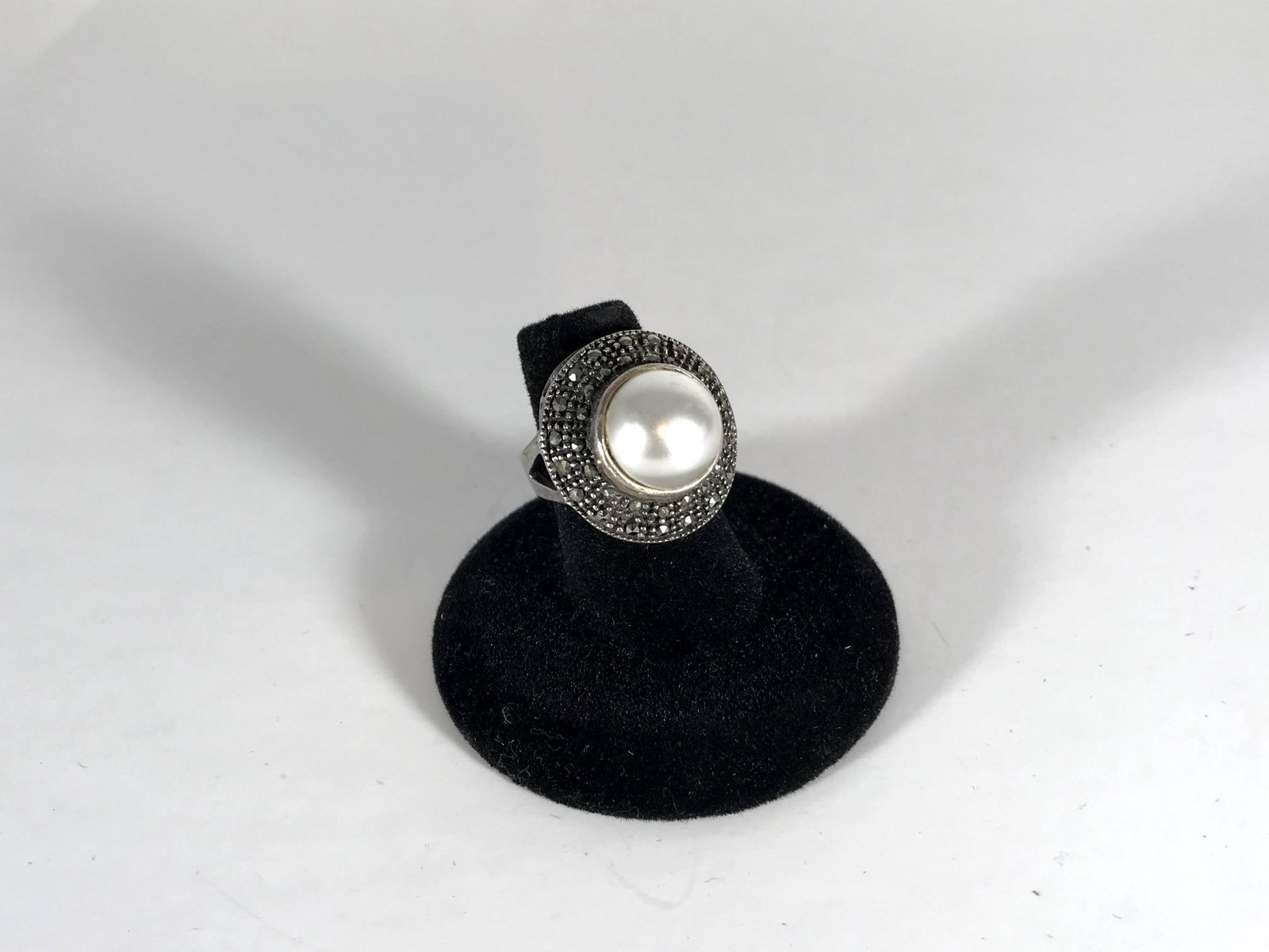 Vintage Sterling Silver Pearl Marcasite Ring Nice!!! 7: Vintage Sterling Silver Pearl Marcasite Ring Nice!!! 7 Please view all photos as they are part of the description and condition of this Item, Feel free to contact me with questions or picture requests